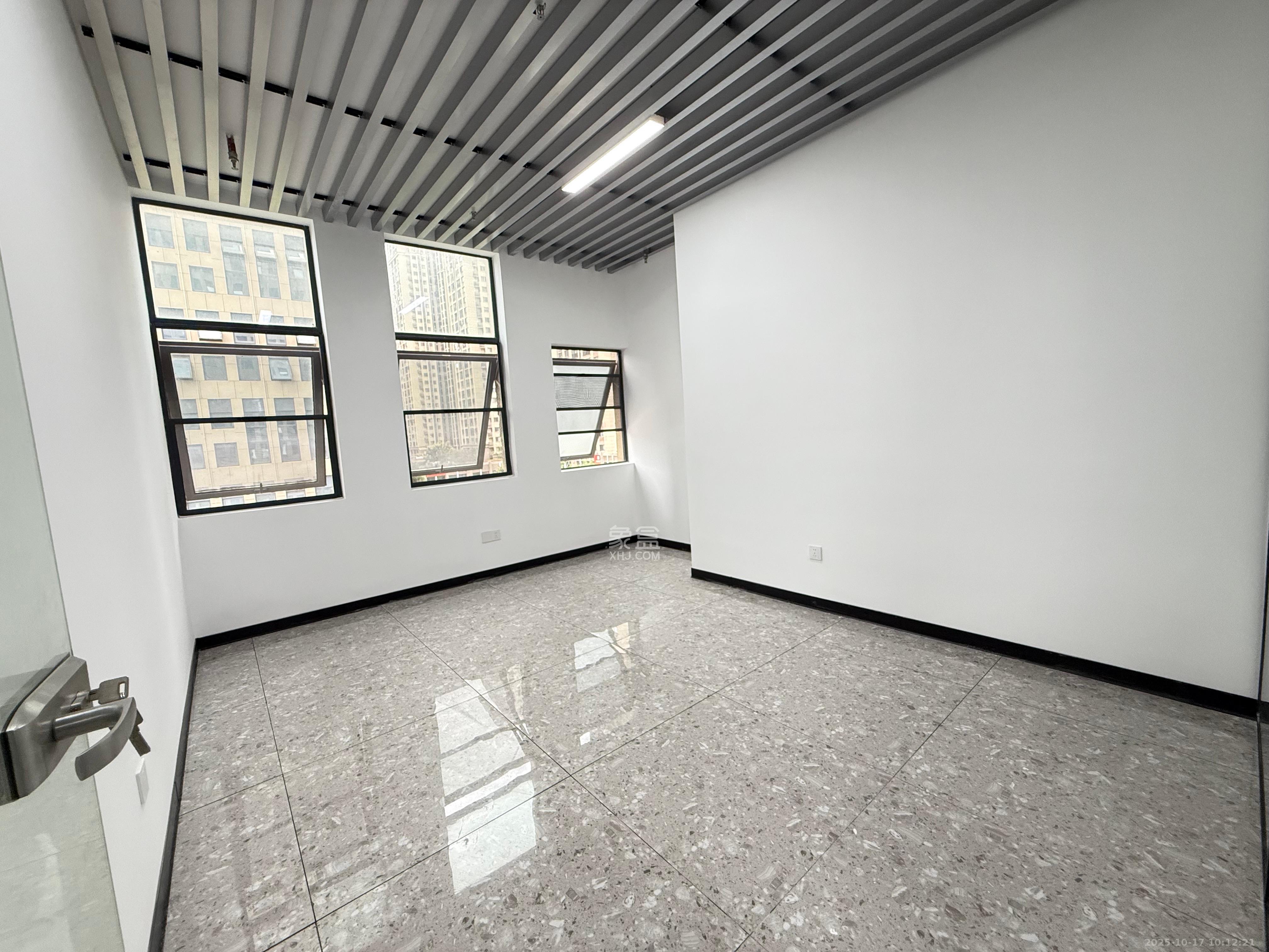 华润置地广场二期  3室2厅1卫    3600.0元/月室内图