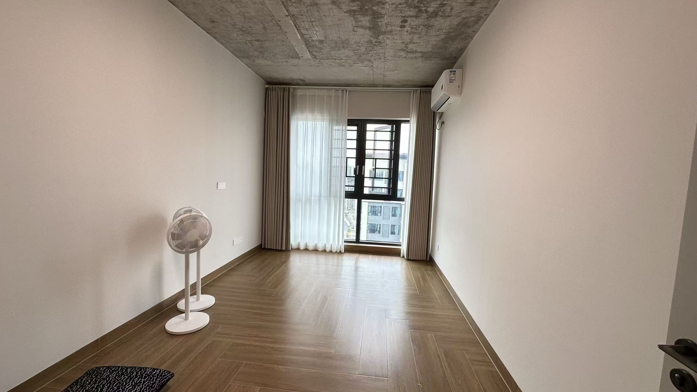 青春里-铂樾府 5室2厅2卫 130.0万 青春里-铂樾府 5室2厅2卫 130.0万客厅