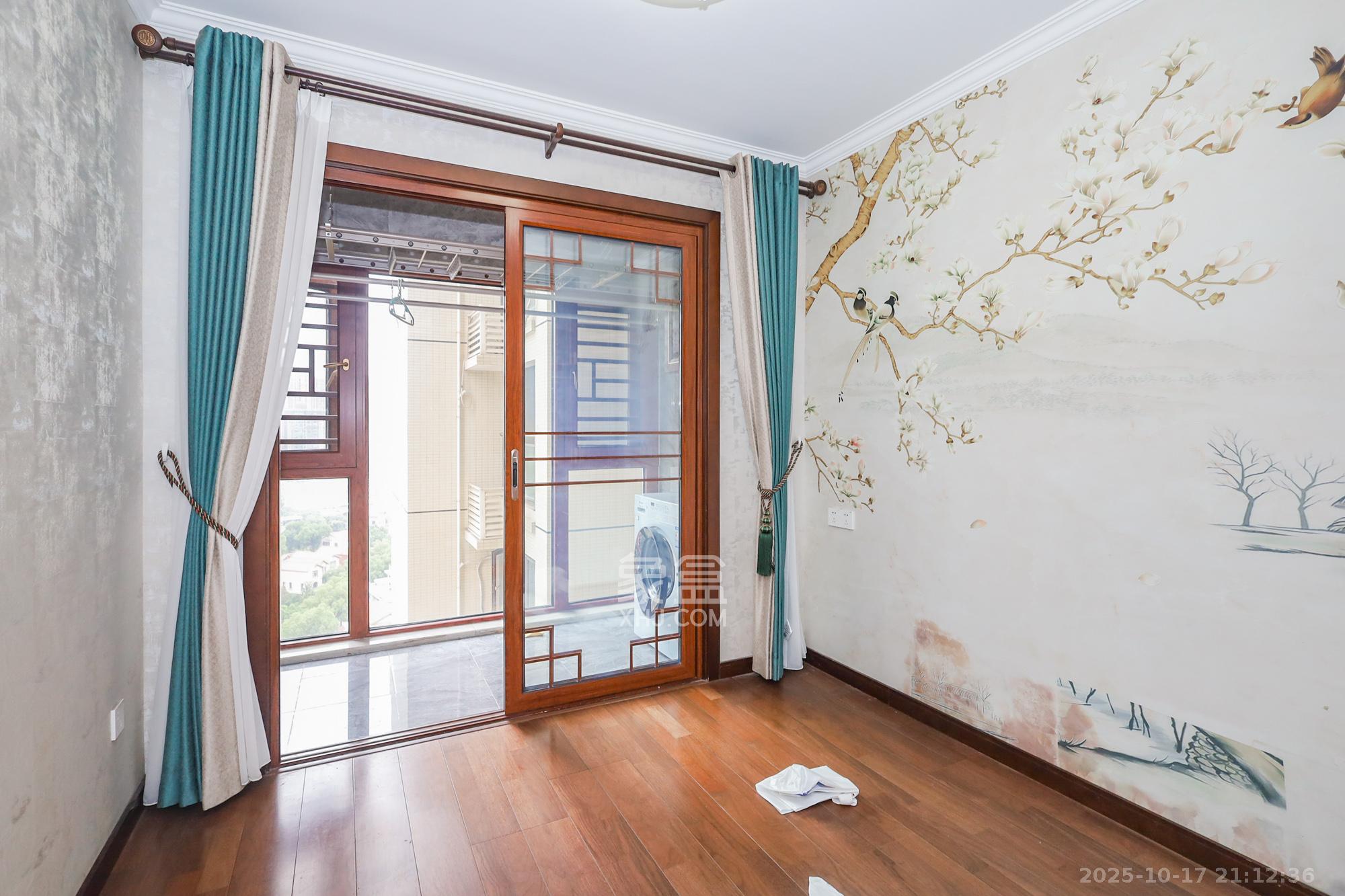 芙蓉别墅山庄（嘉湘华庭）  4室2厅2卫    208.0万卧室