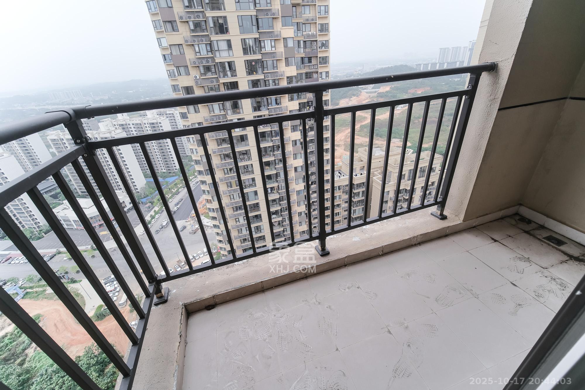 保利香槟国际  4室2厅2卫    95.0万阳台