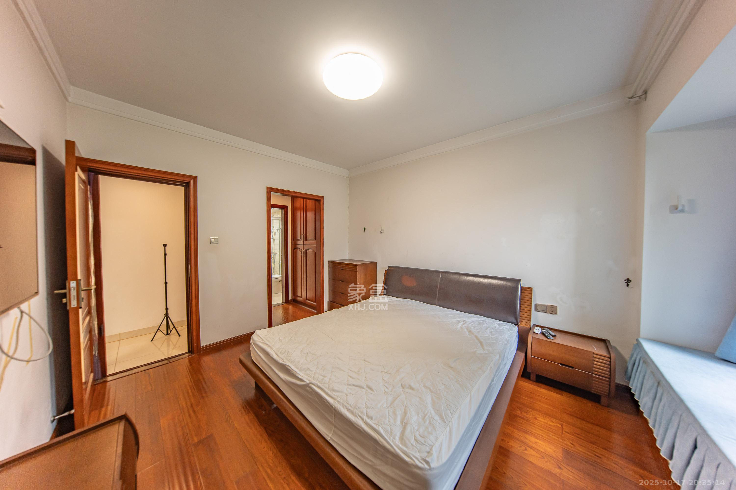 华润橡树湾 4室2厅2卫 115.0万 华润橡树湾 4室2厅2卫 115.0万卧室