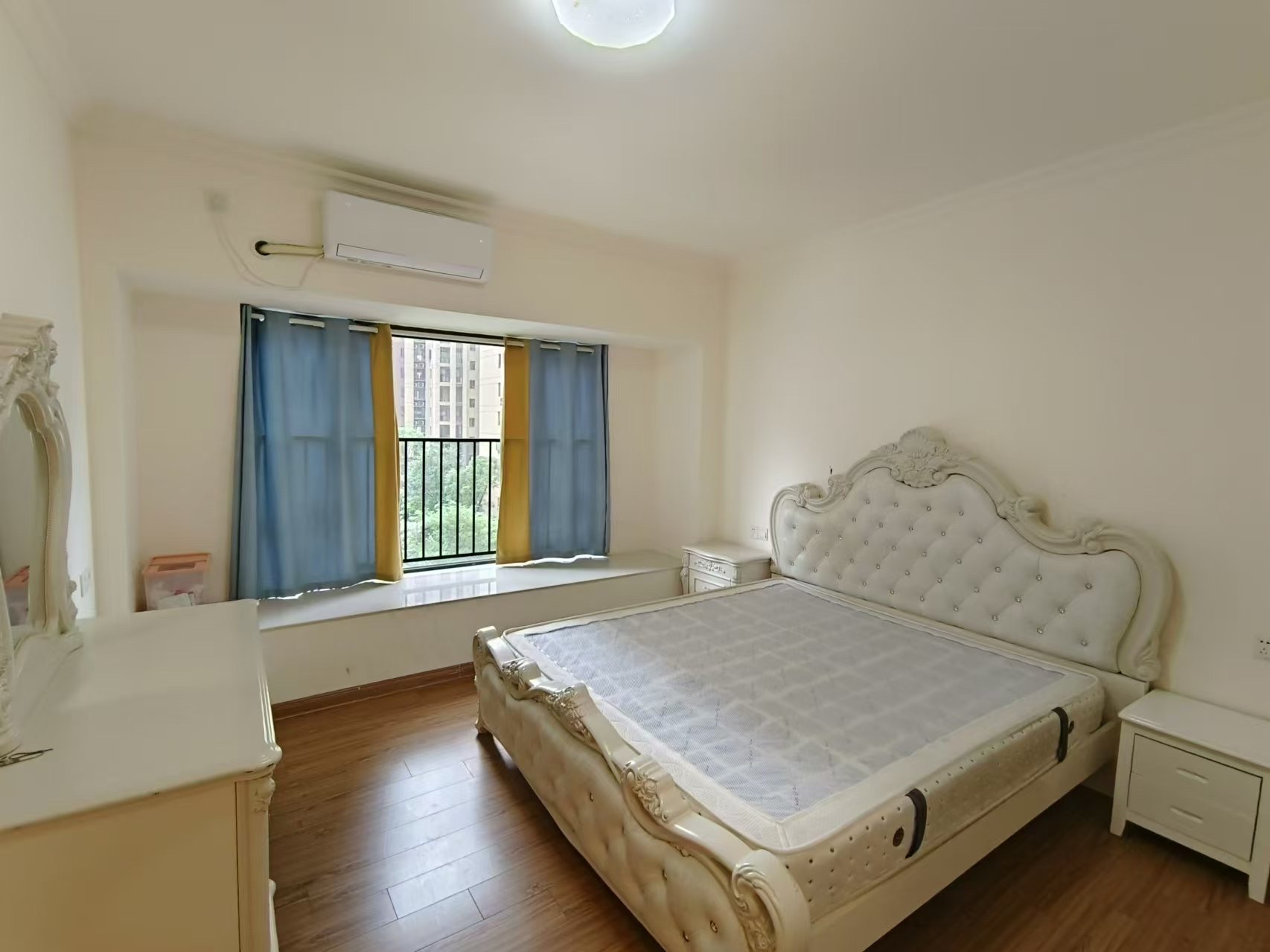 华耀碧桂园十里江湾誉峯  4室2厅2卫    2000.0元/月室内图