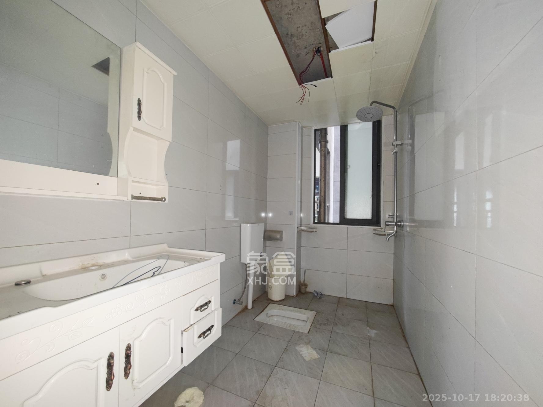 西湖鸿运佳苑 3室2厅2卫 68.0万 西湖鸿运佳苑 3室2厅2卫 68.0万卫生间