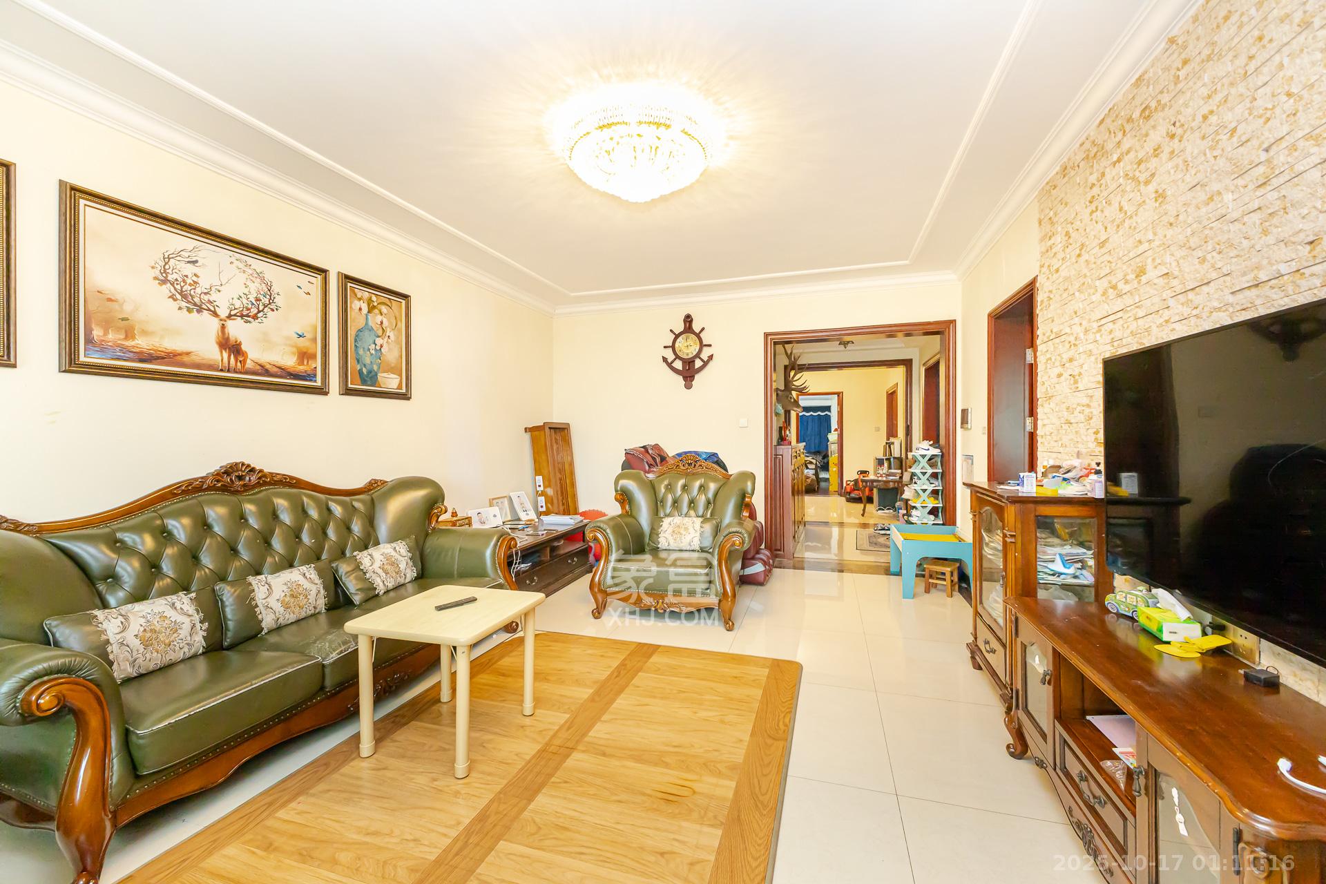 恒大名都  4室2厅2卫    105.0万客厅