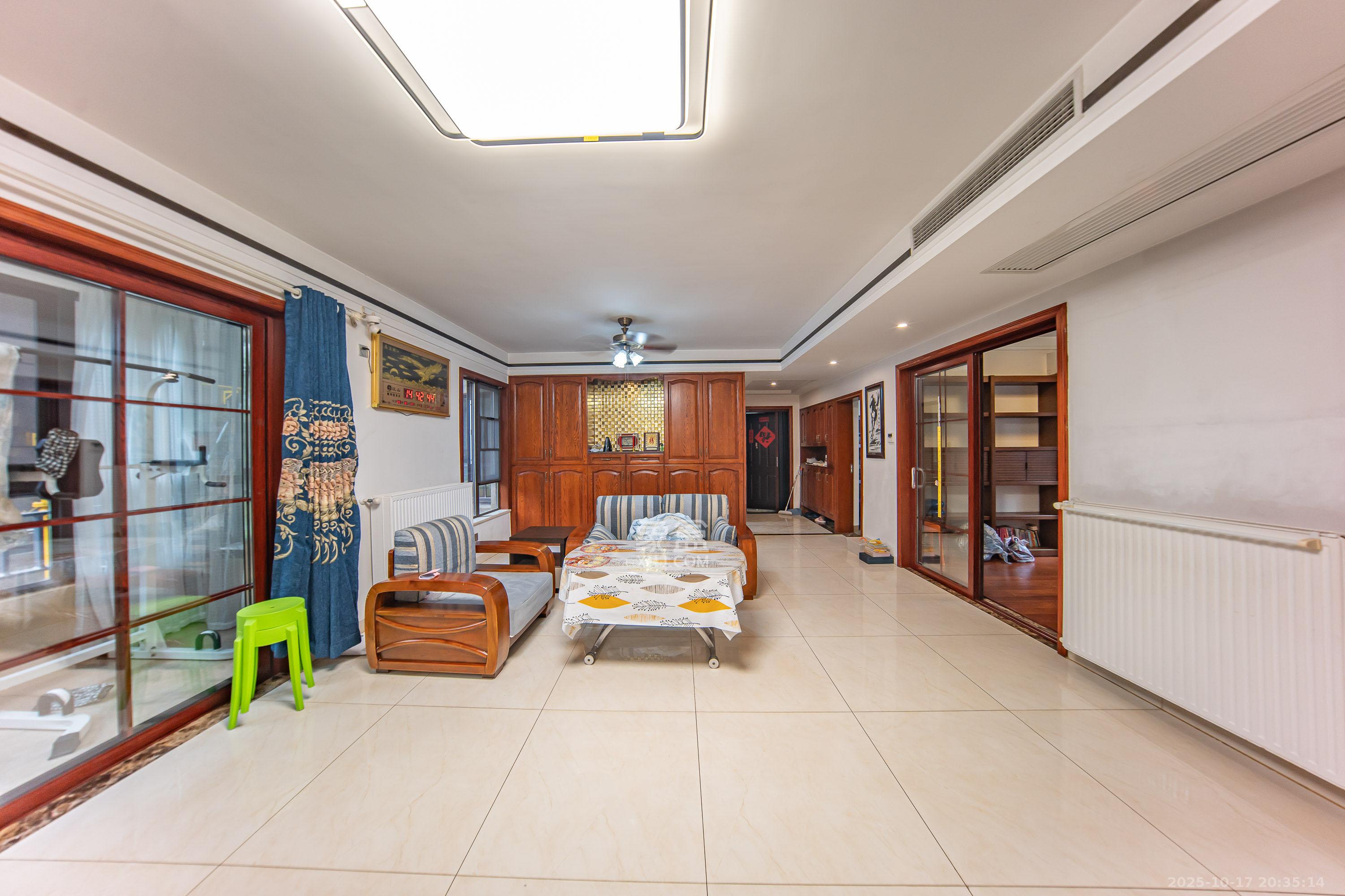 华润橡树湾 4室2厅2卫 115.0万 华润橡树湾 4室2厅2卫 115.0万客厅