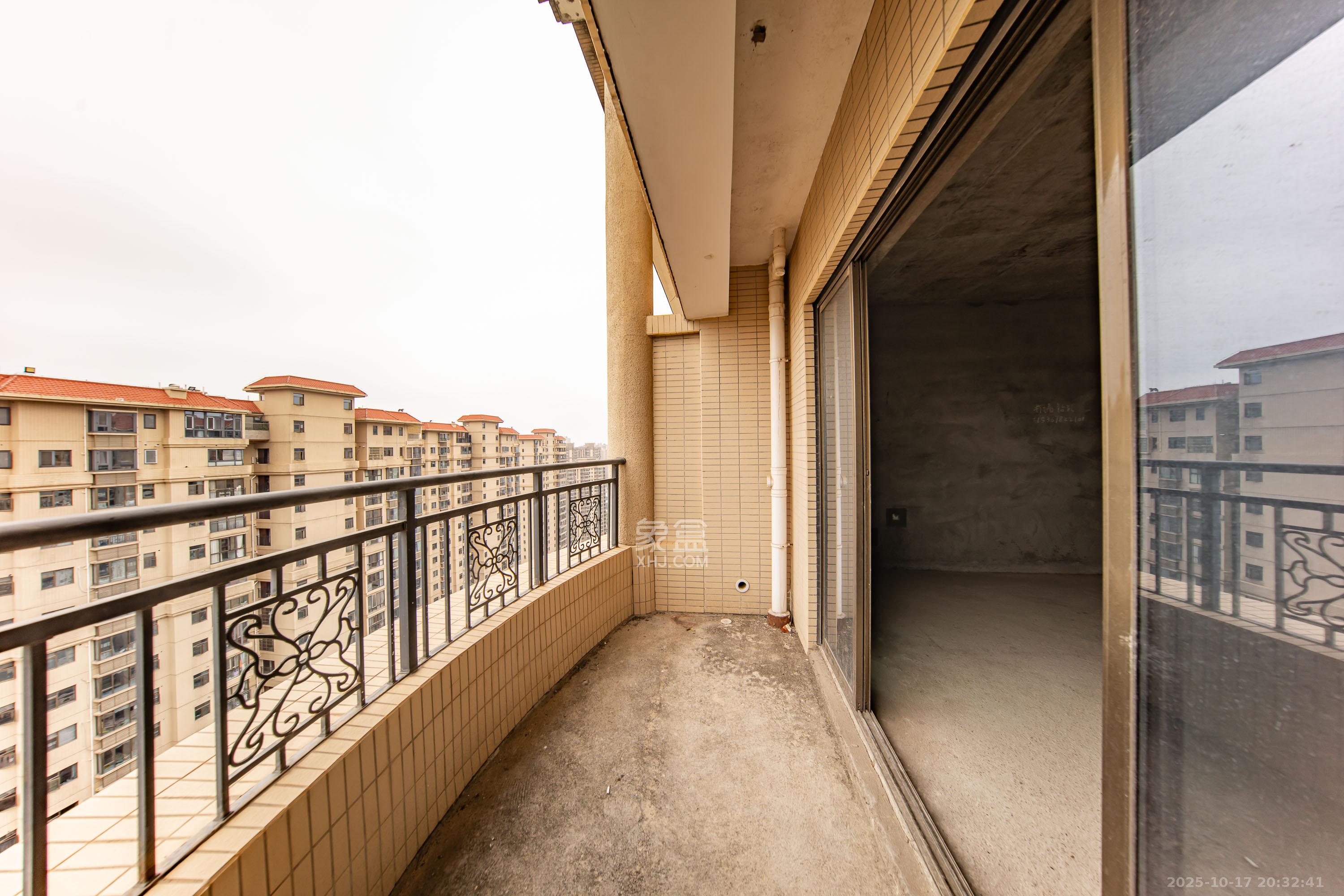 江山帝景哈佛  4室2厅1卫   138.00万 江山帝景哈佛  4室2厅1卫   138.00万阳台