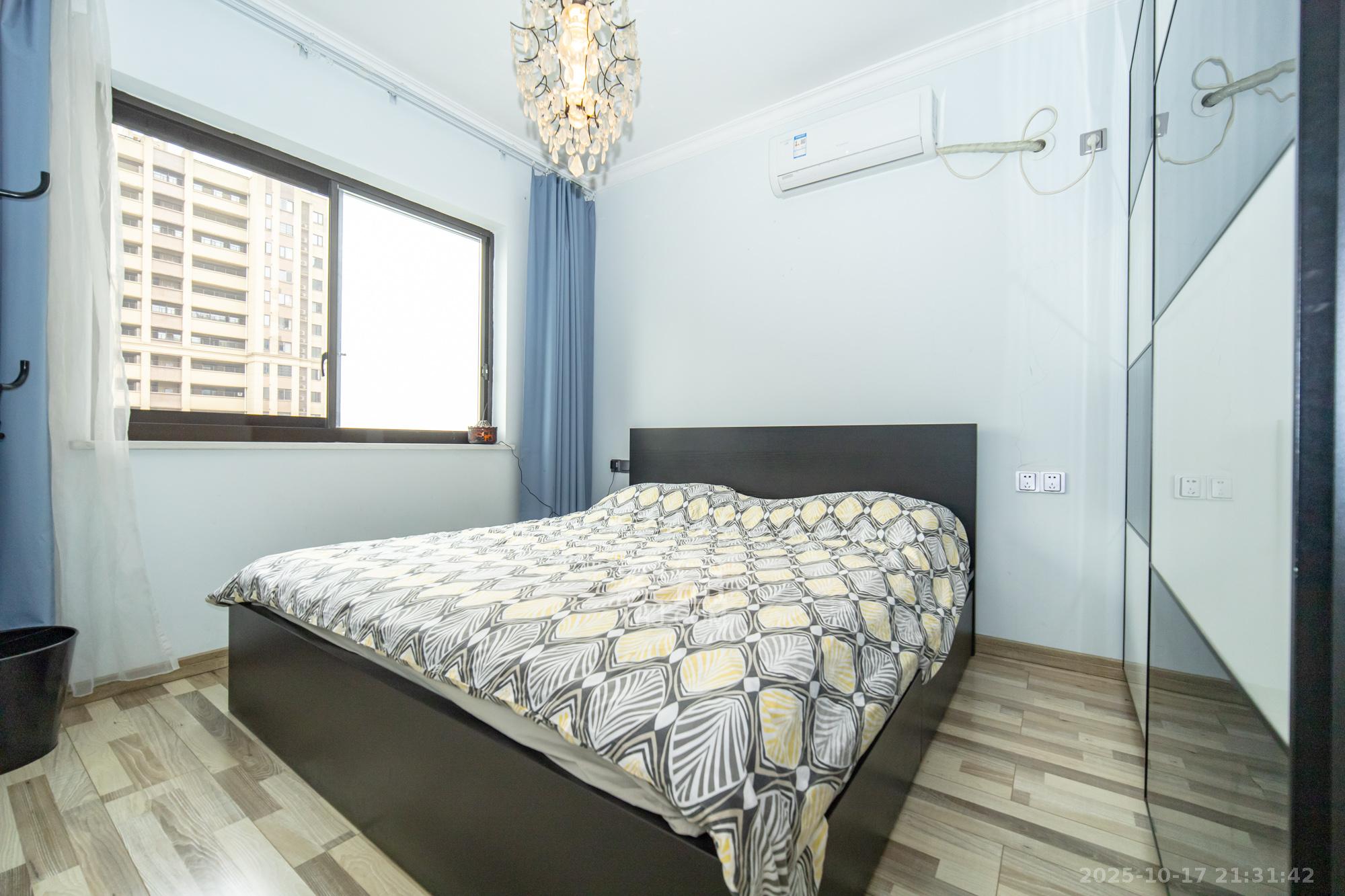 华润置地广场二期  3室2厅1卫    86.0万 华润置地广场二期  3室2厅1卫    86.0万卧室