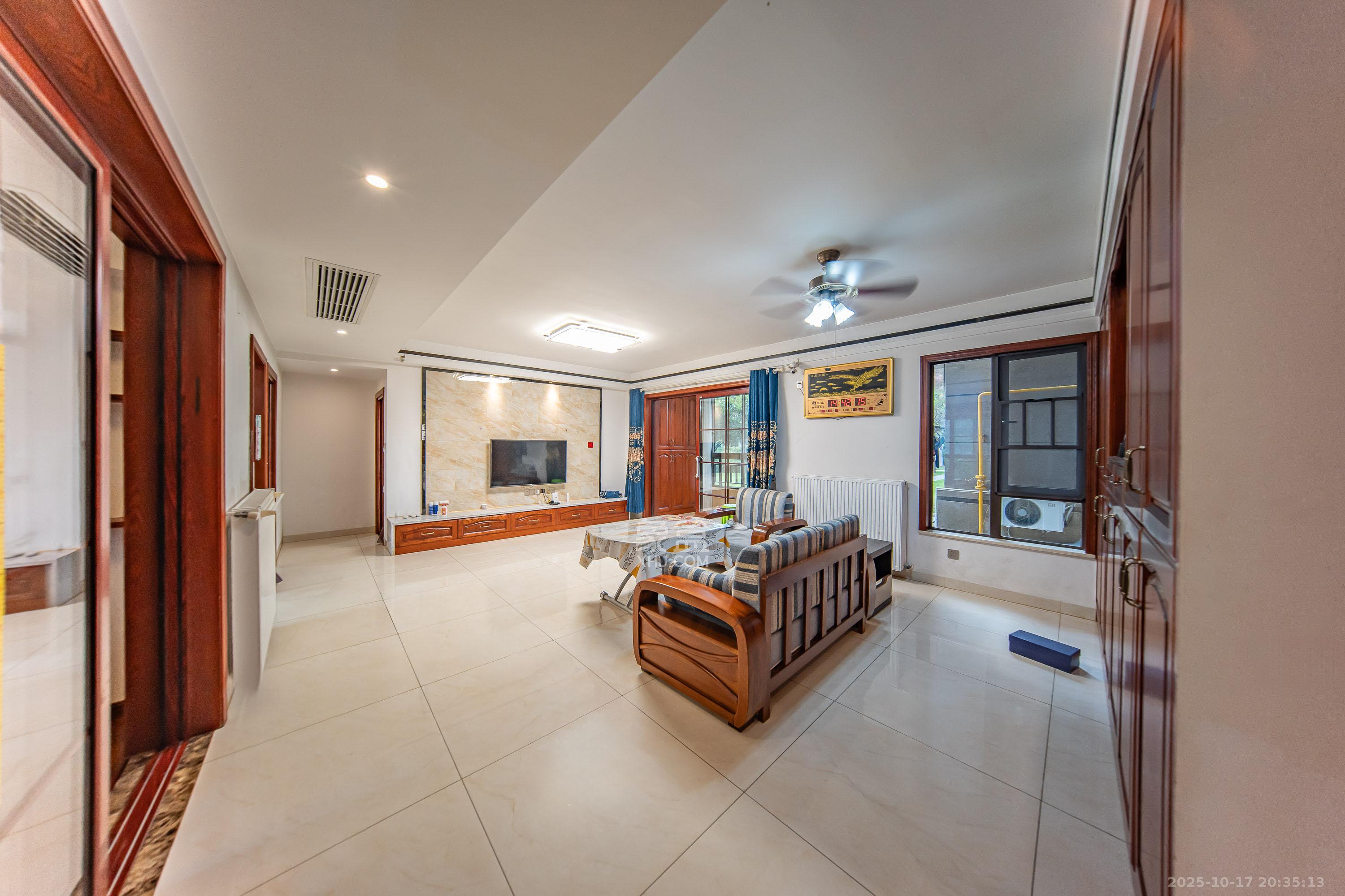 华润橡树湾 4室2厅2卫 115.0万 华润橡树湾 4室2厅2卫 115.0万客厅