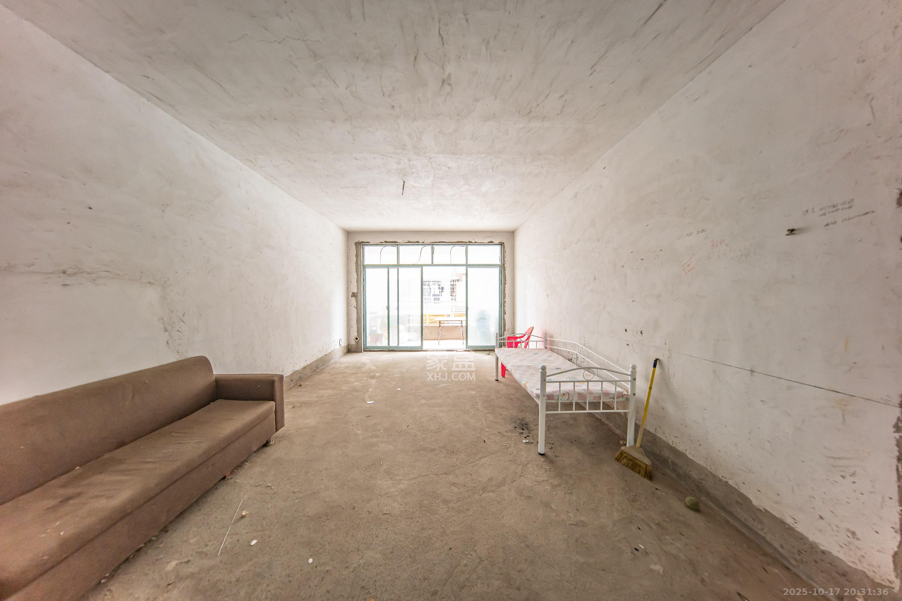 锑都家园  3室2厅2卫    77.0万客厅