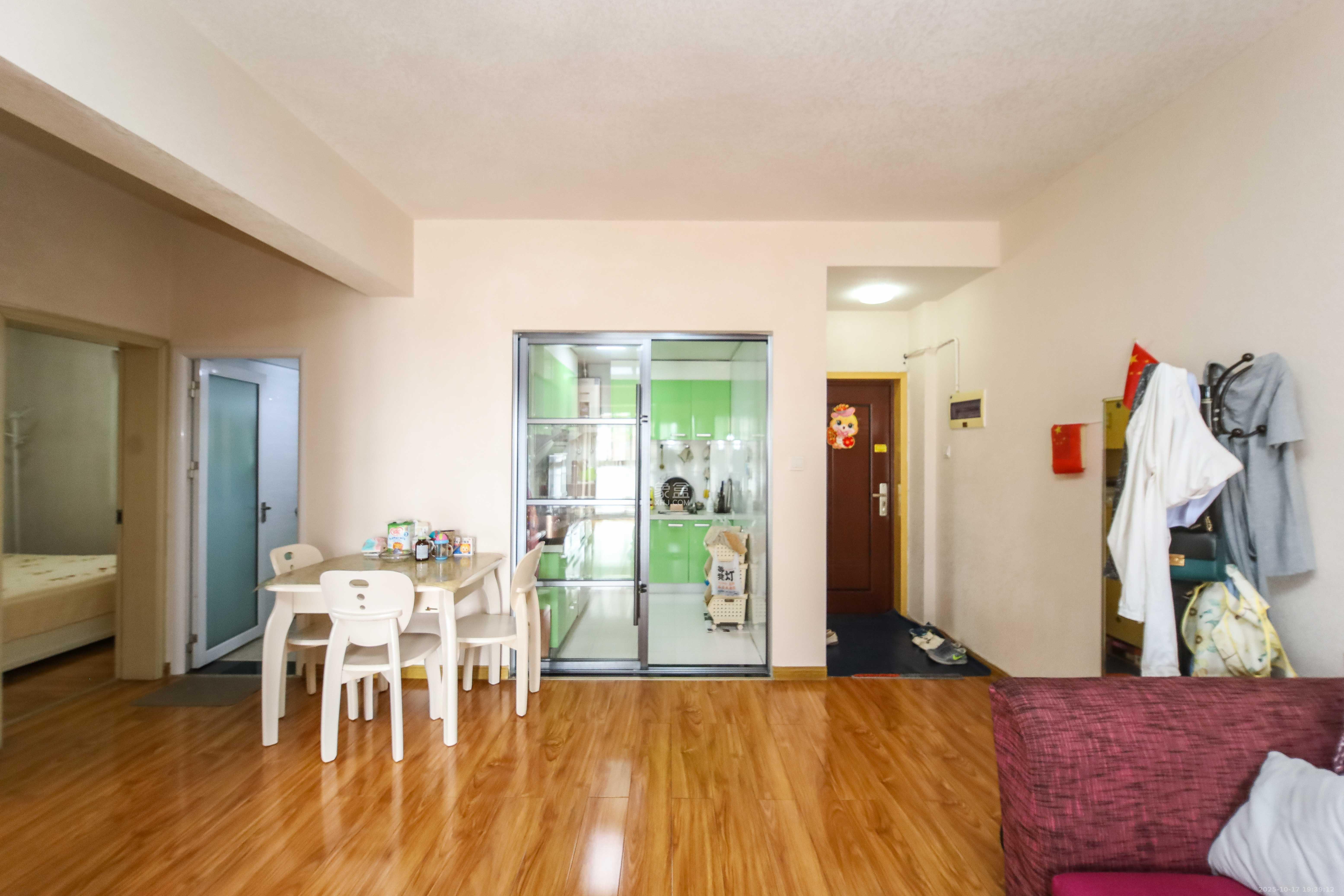 上河国际C区  3室2厅1卫    98.7万客厅