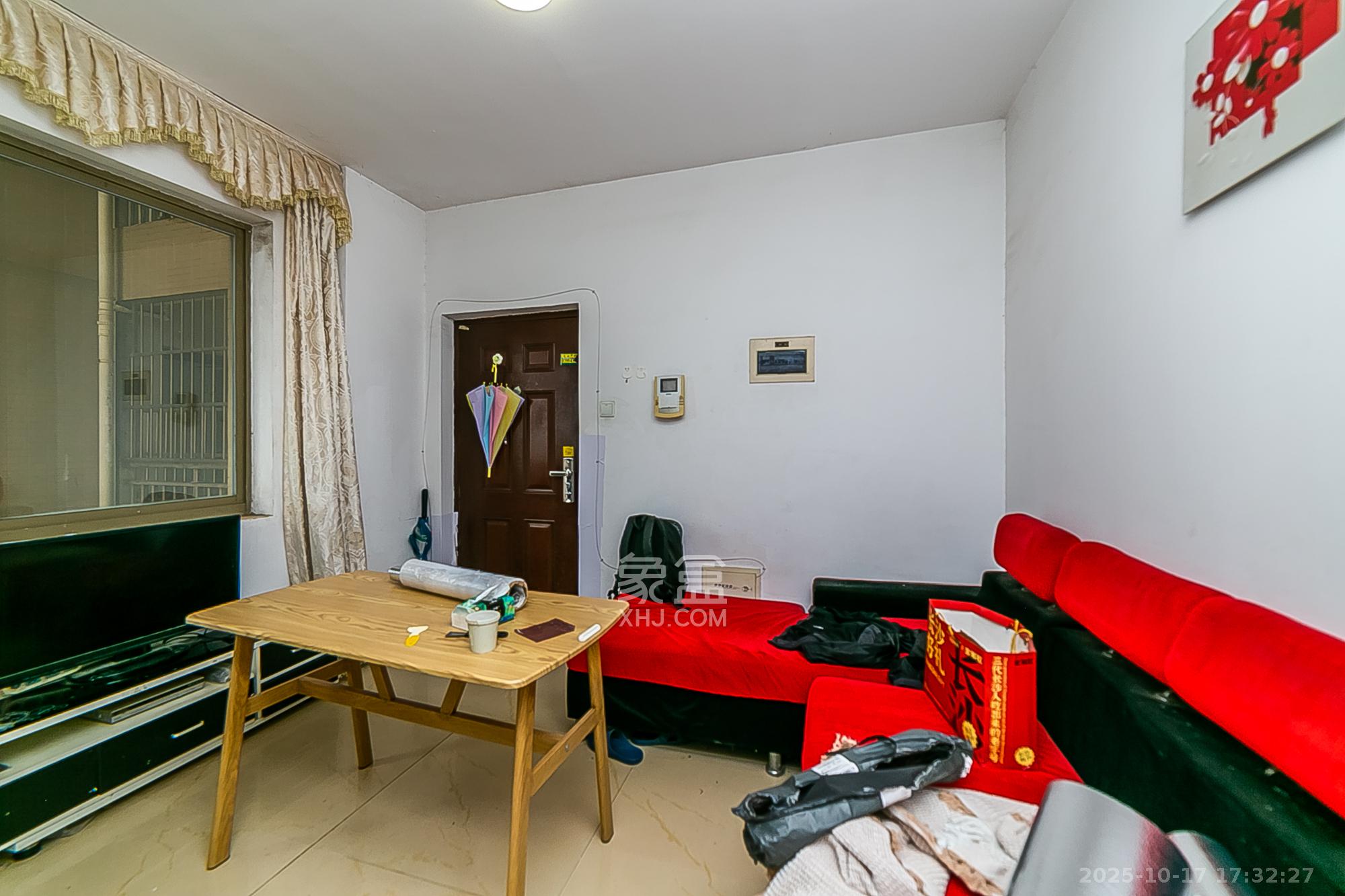 层上观邸  1室2厅1卫    36.8万 层上观邸  1室2厅1卫    36.8万客厅