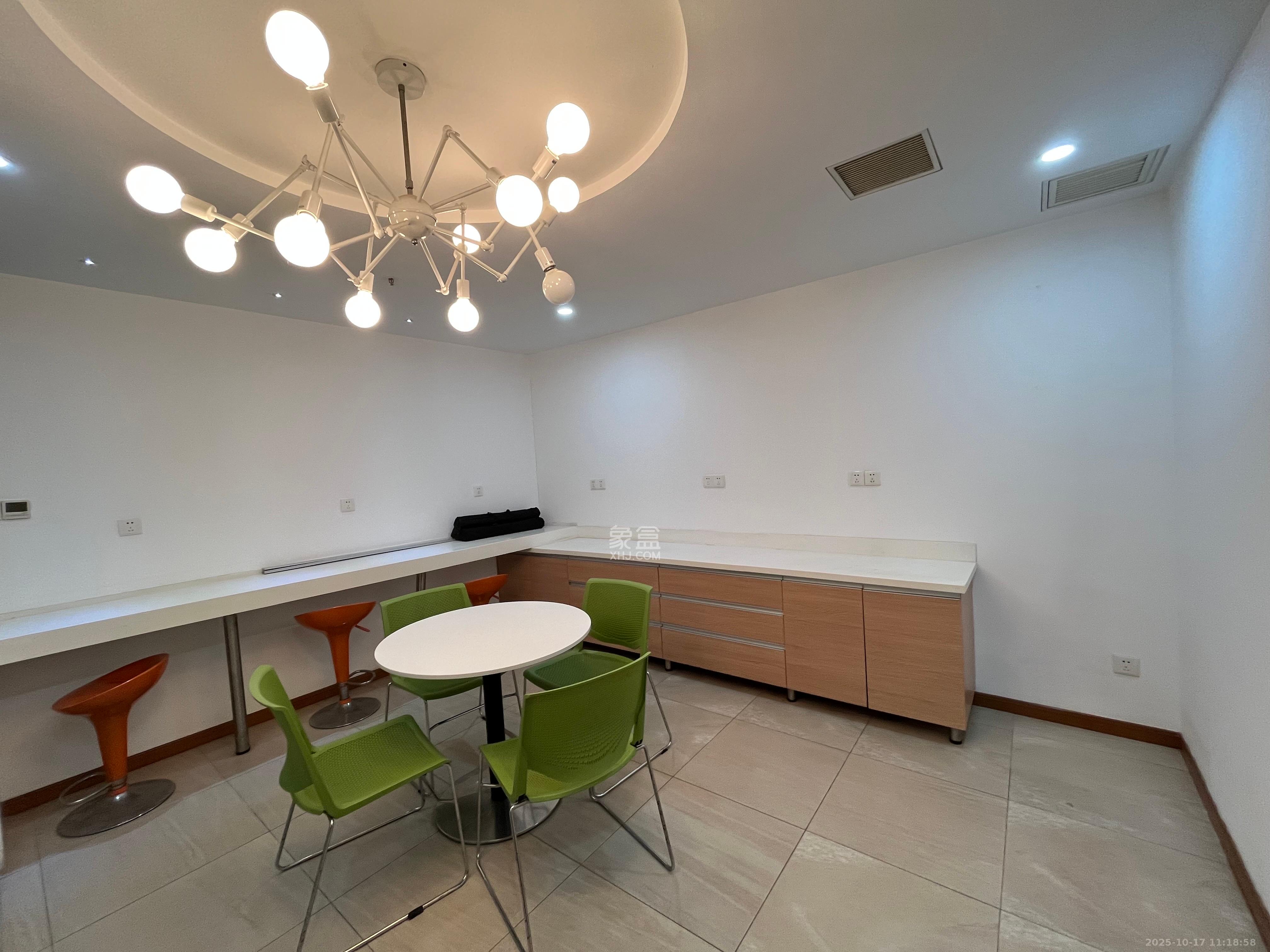 华侨国际   128.51㎡      10000.0元/月室内图