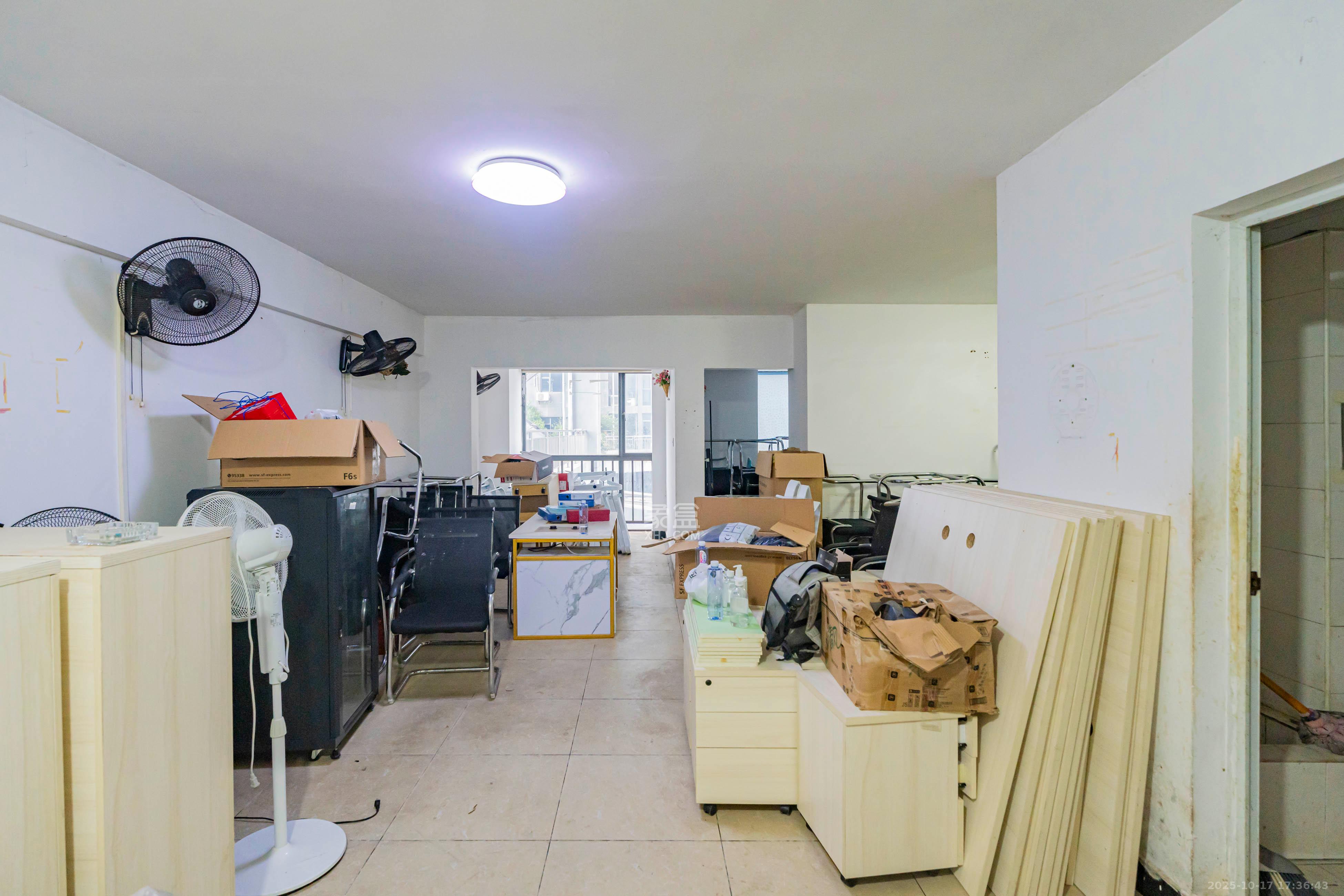 新时代广场 3室1厅1卫 52.0万 新时代广场 3室1厅1卫 52.0万客厅