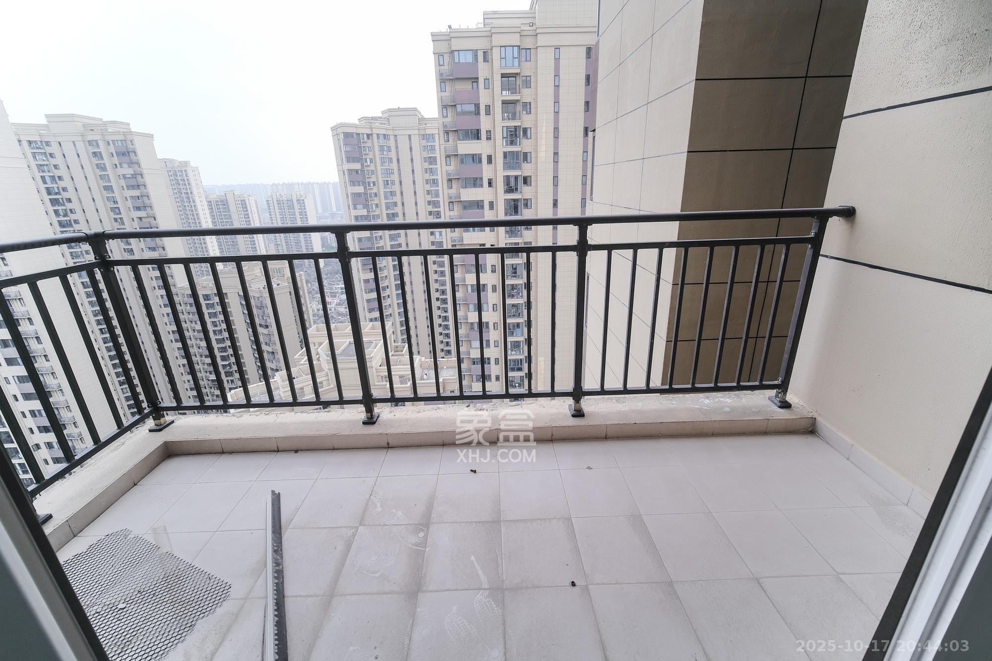 保利香槟国际  4室2厅2卫    95.0万阳台