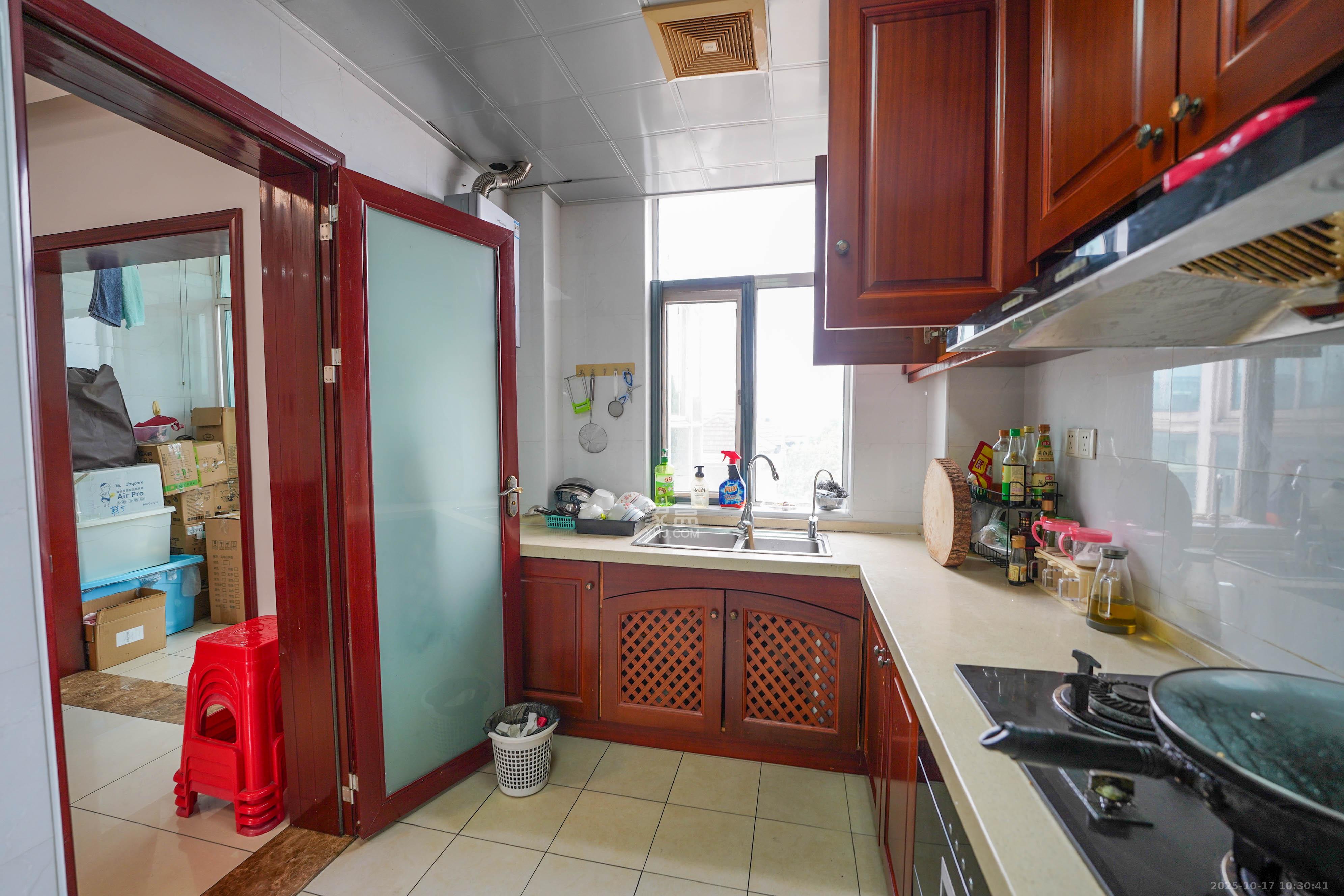 御邦 3室2厅2卫 98.0万 御邦 3室2厅2卫 98.0万厨房