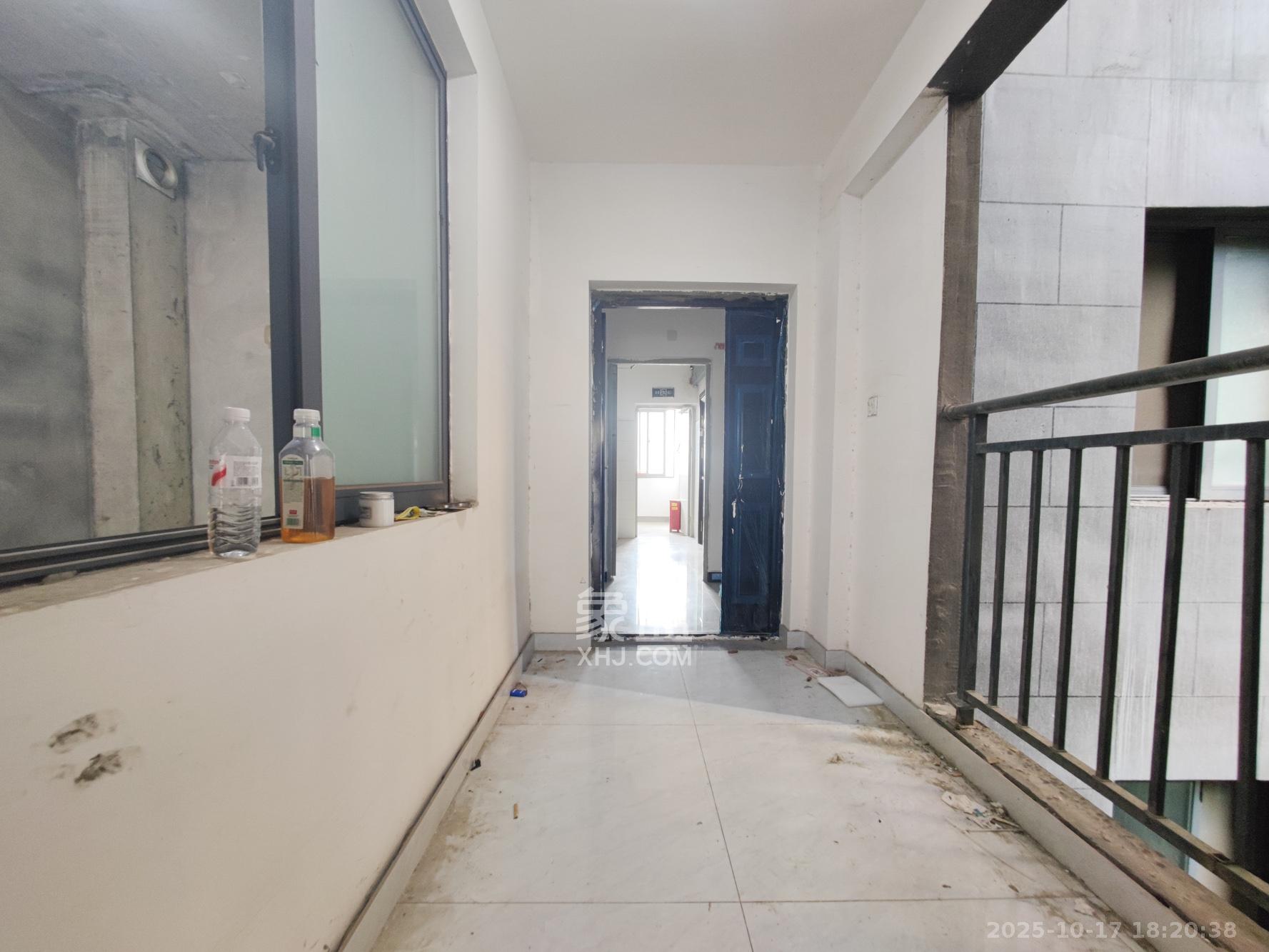 西湖鸿运佳苑  3室2厅2卫    68.0万阳台