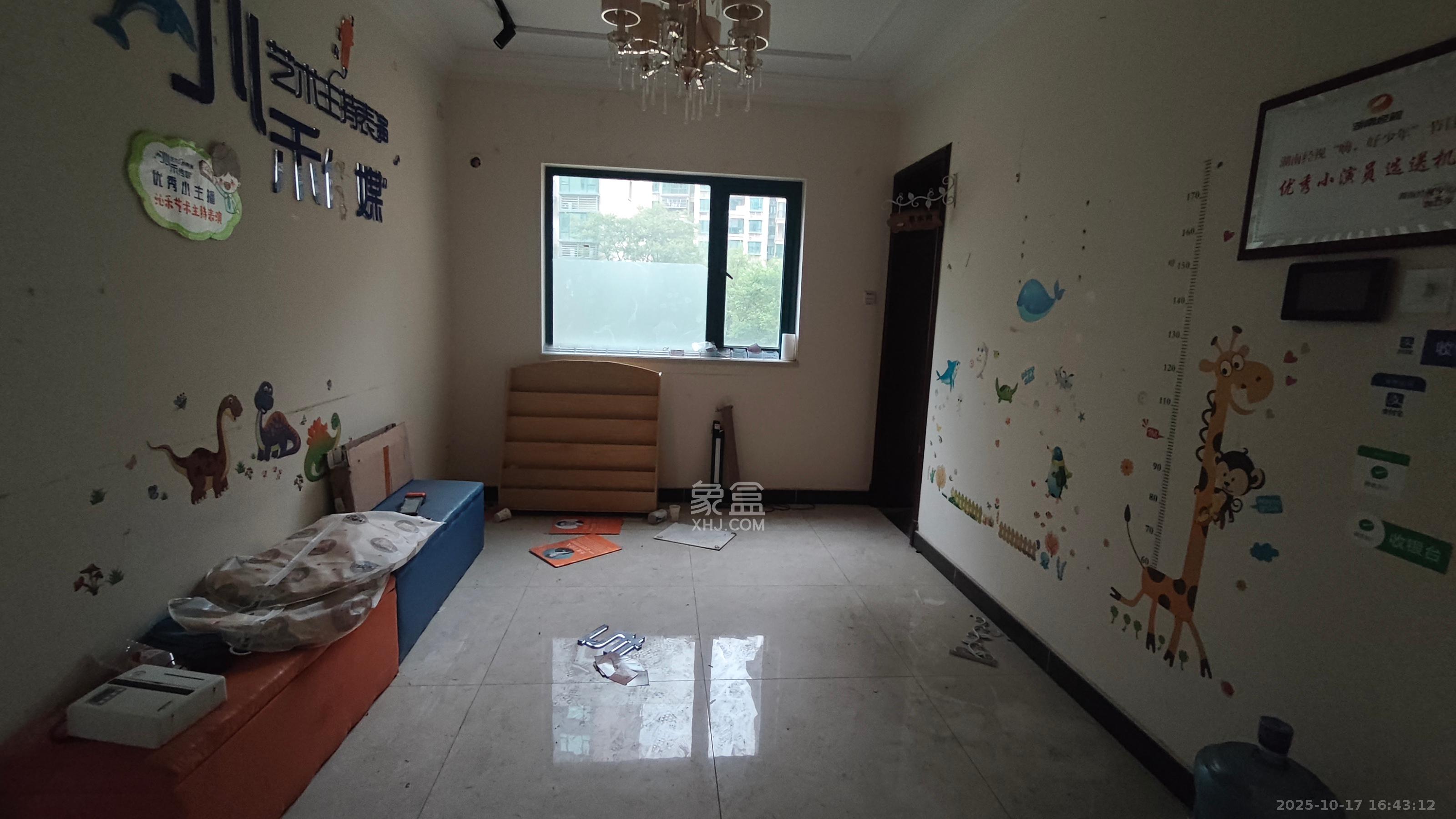 恒大雅苑 3室2厅2卫 2300.0元/月 恒大雅苑 3室2厅2卫 2300.0元/月室内图