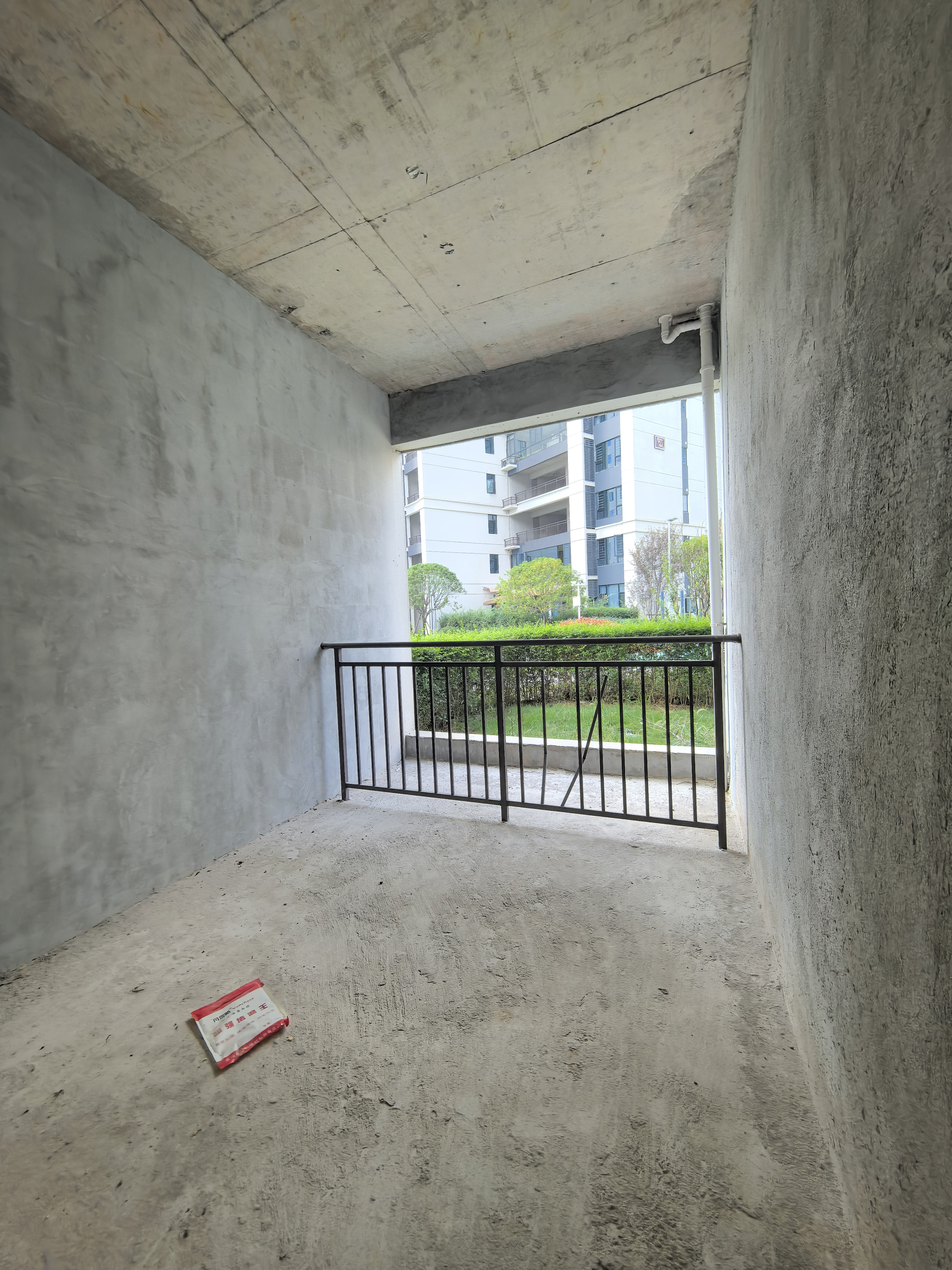 青春里-铂樾府  4室2厅2卫    105.8万客厅