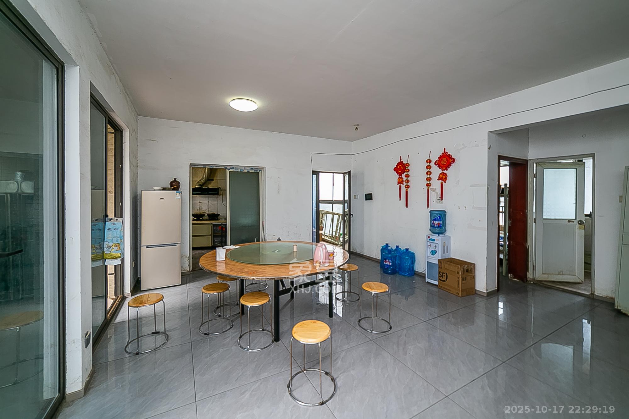 通用时代国际社区  1室2厅2卫    165.0万客厅