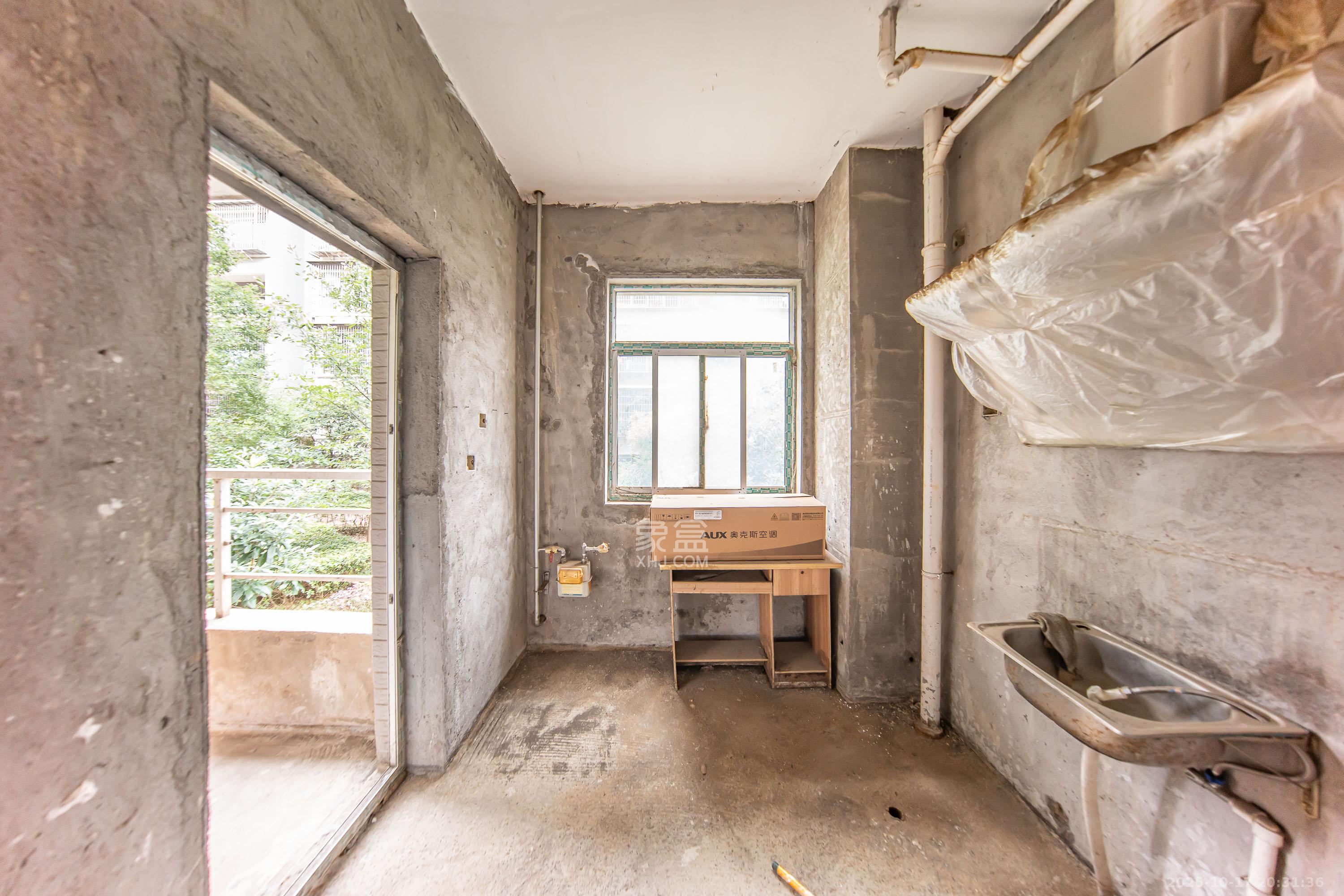 锑都家园  3室2厅2卫    77.0万厨房