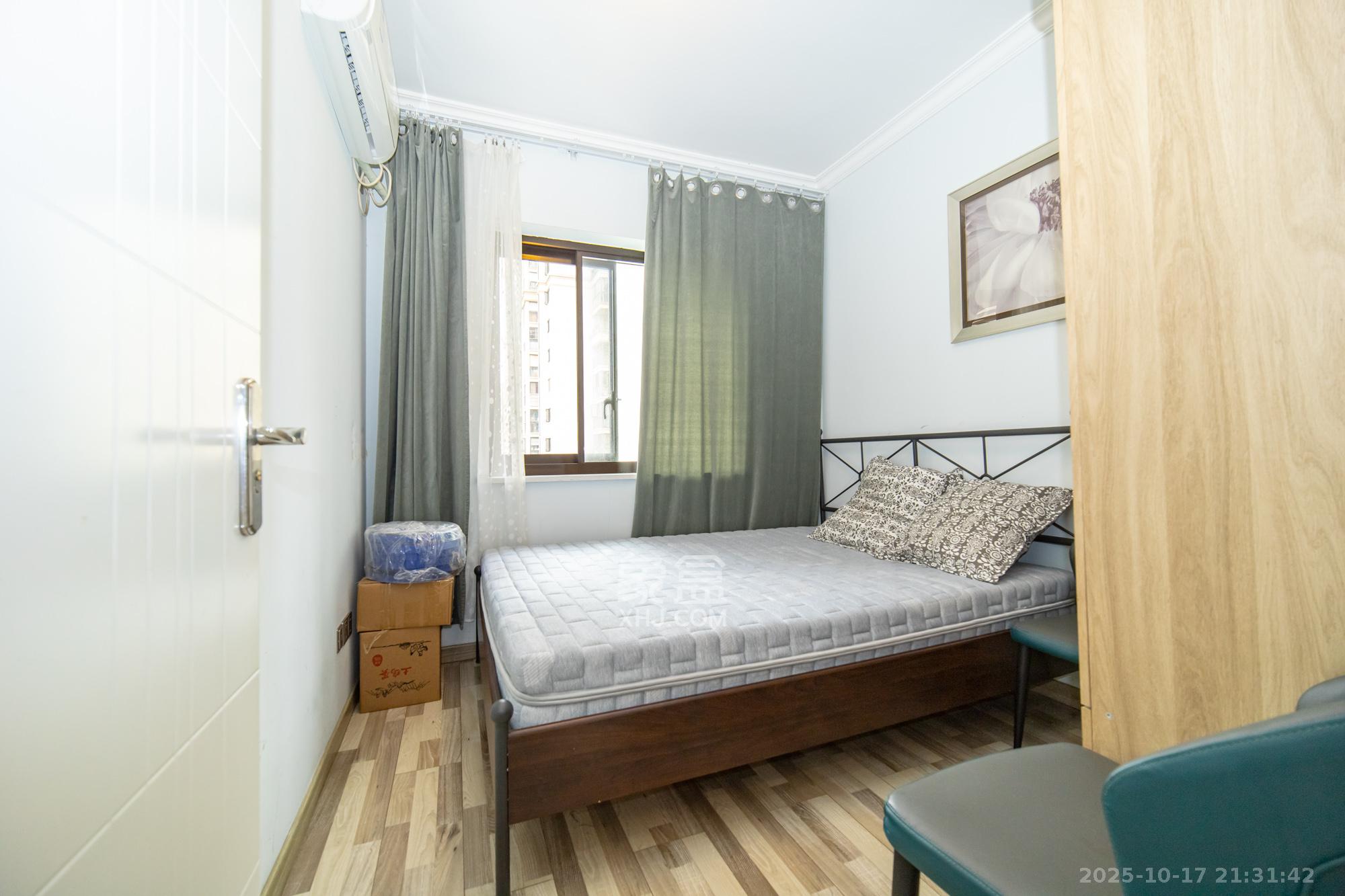 华润置地广场二期  3室2厅1卫    86.0万 华润置地广场二期  3室2厅1卫    86.0万卧室