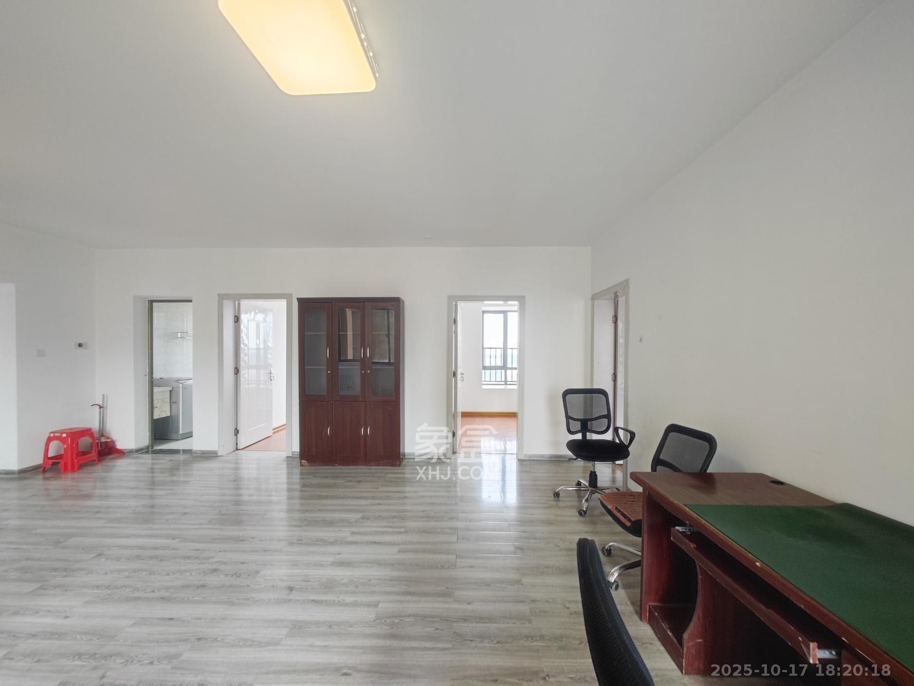 西湖鸿运佳苑 3室2厅2卫 83.0万 西湖鸿运佳苑 3室2厅2卫 83.0万客厅