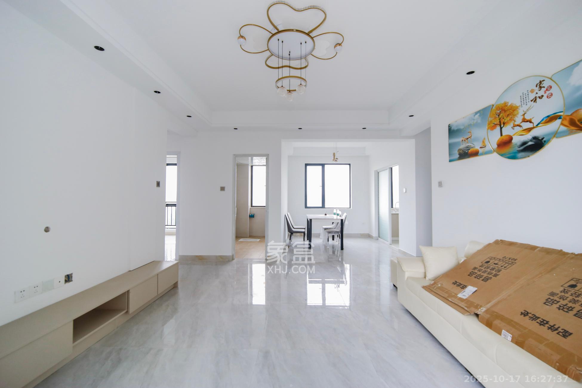 园康星都荟  4室2厅2卫    110.0万客厅