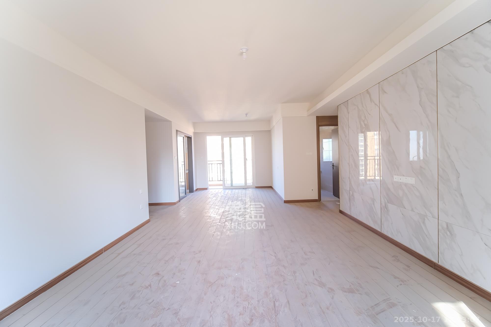 保利香槟国际  5室2厅2卫    108.8万