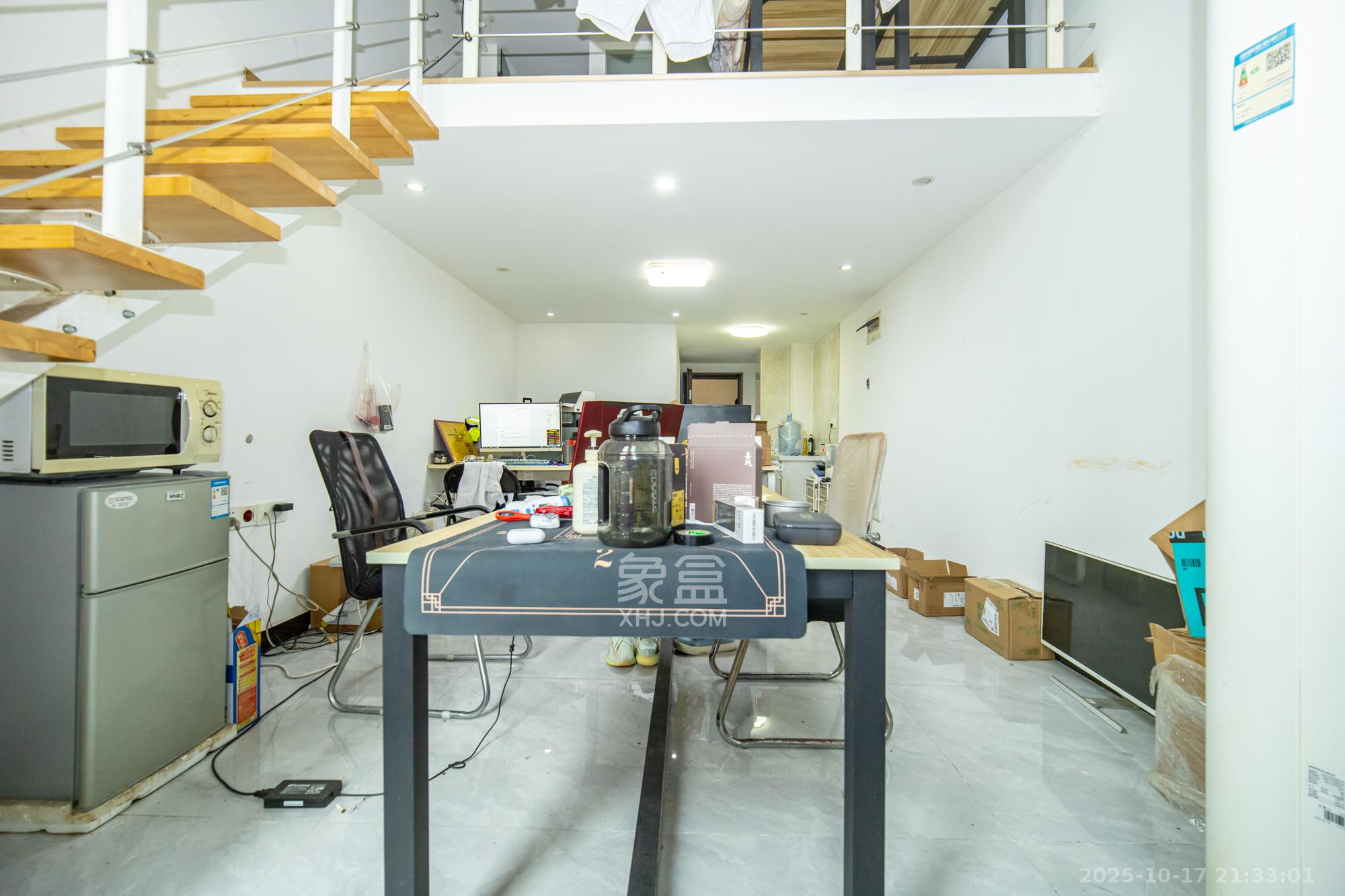 华润置地广场二期  2室1厅1卫    28.0万 华润置地广场二期  2室1厅1卫    28.0万客厅