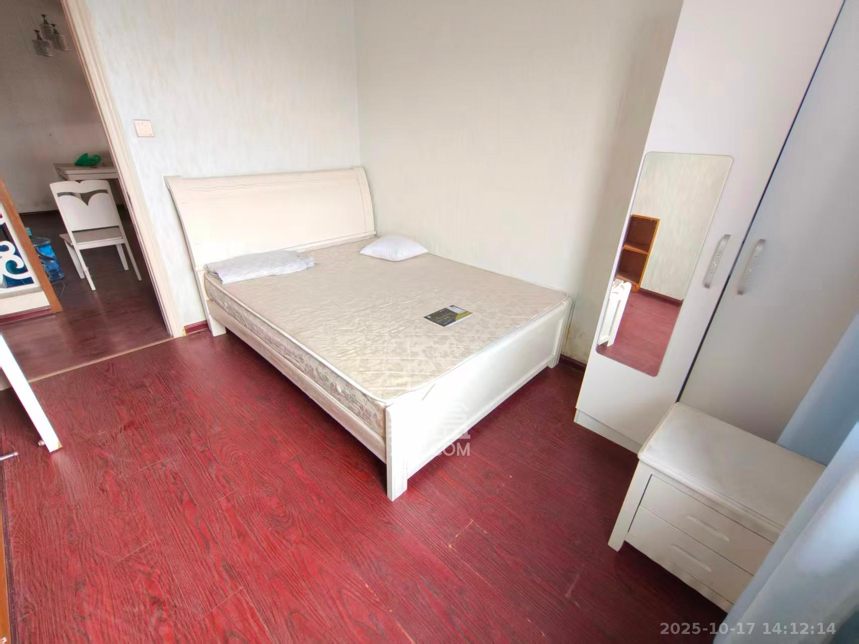 阳光100一期、四五期  3室2厅2卫    2600.0元/月室内图