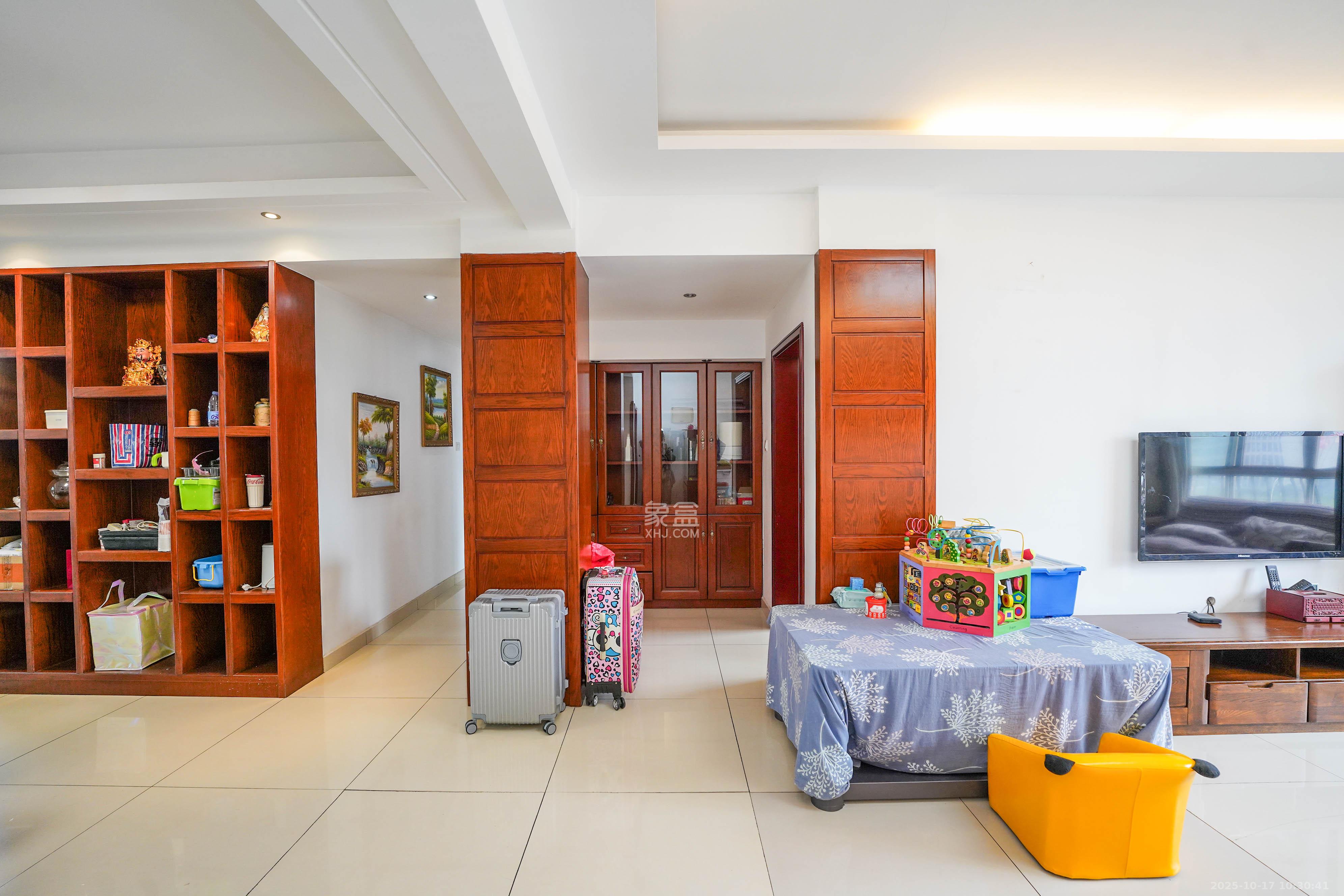 御邦  3室2厅2卫    98.0万客厅