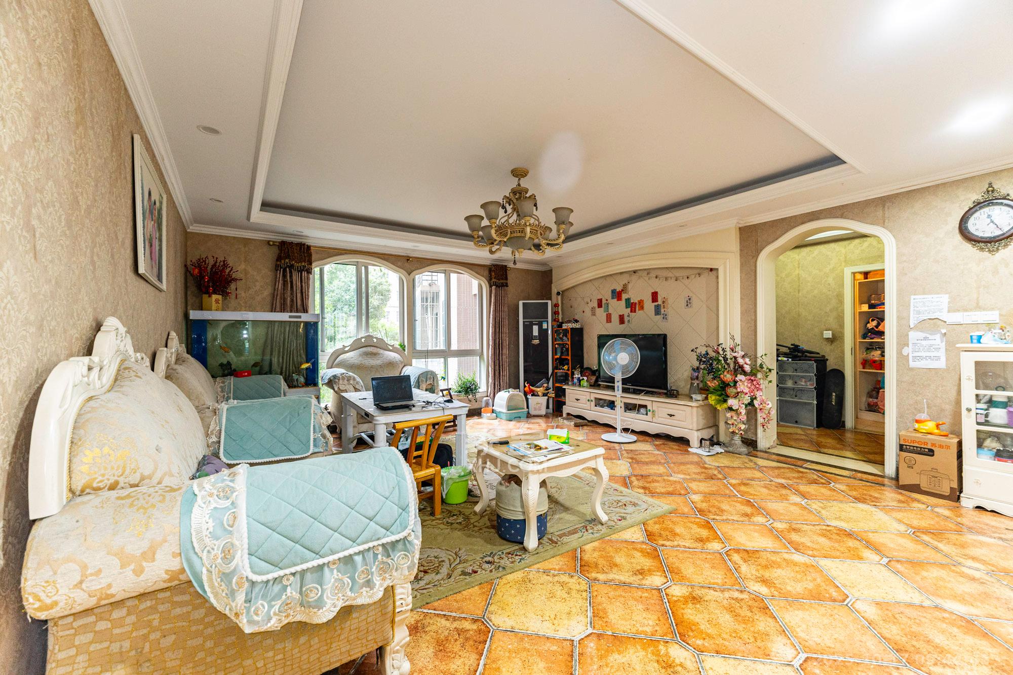 筑梦佳园  4室2厅2卫    99.8万客厅