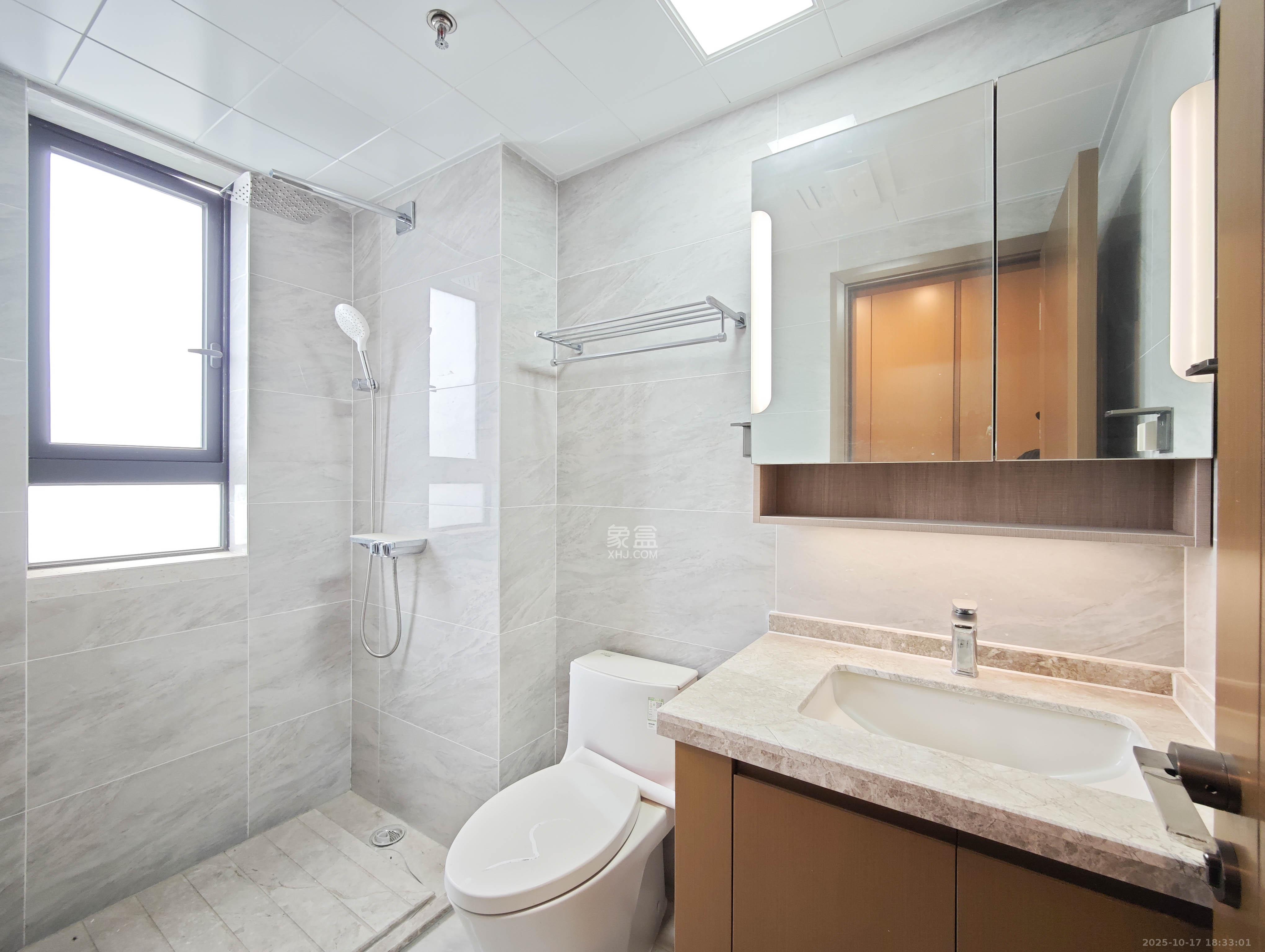 万科魅力之城天阔里  4室3厅2卫    138.0万卫生间