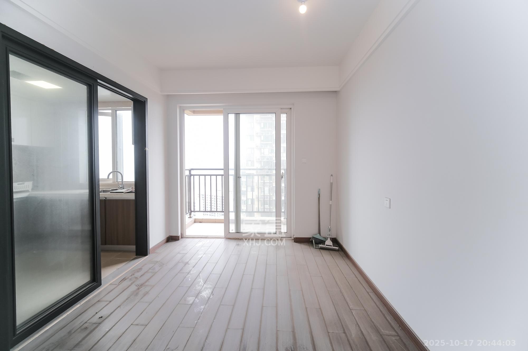 保利香槟国际  4室2厅2卫    95.0万客厅