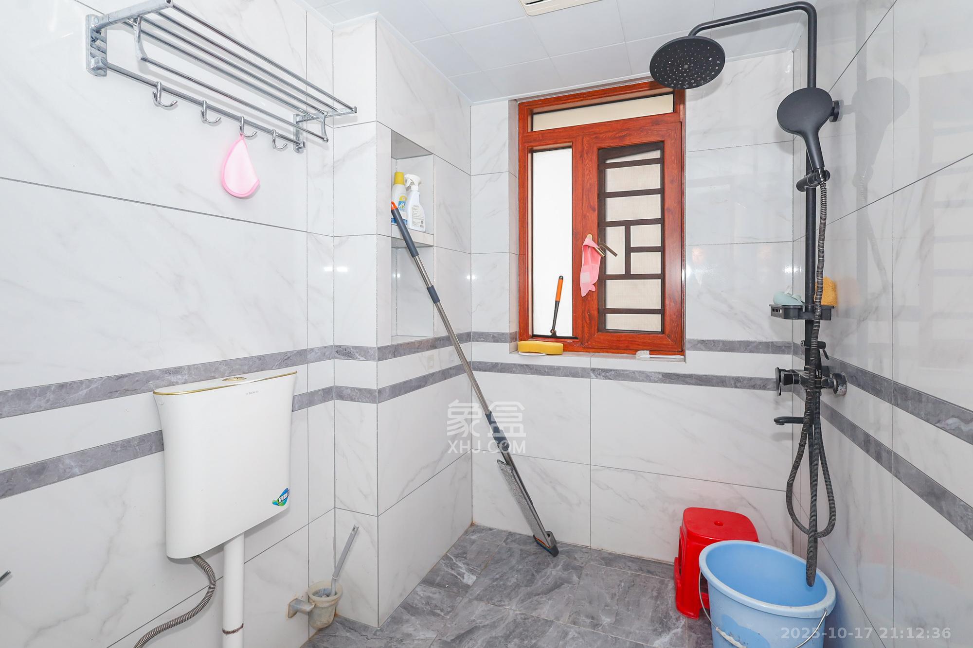 芙蓉别墅山庄（嘉湘华庭）  4室2厅2卫    208.0万卫生间