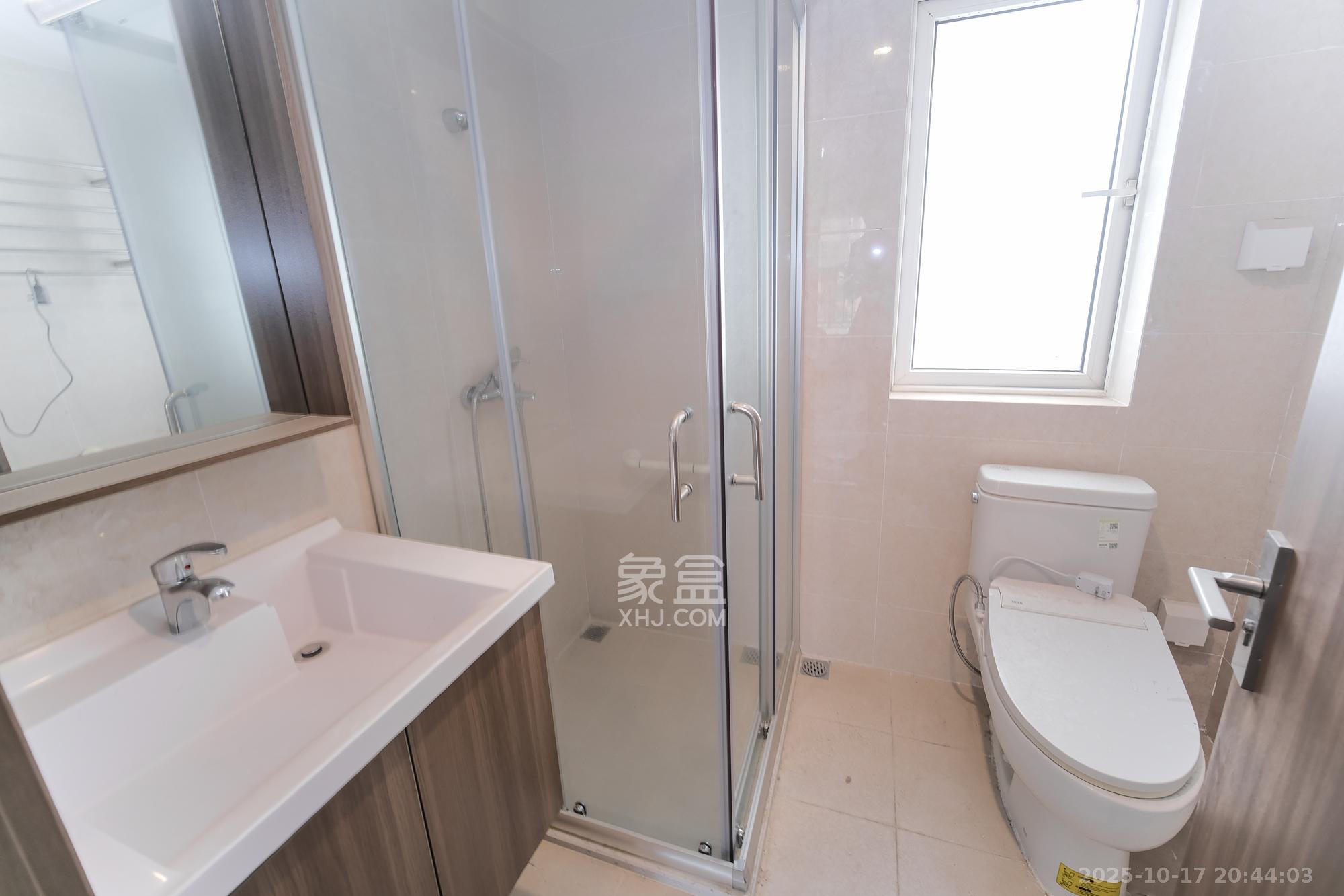 保利香槟国际  4室2厅2卫    95.0万卫生间