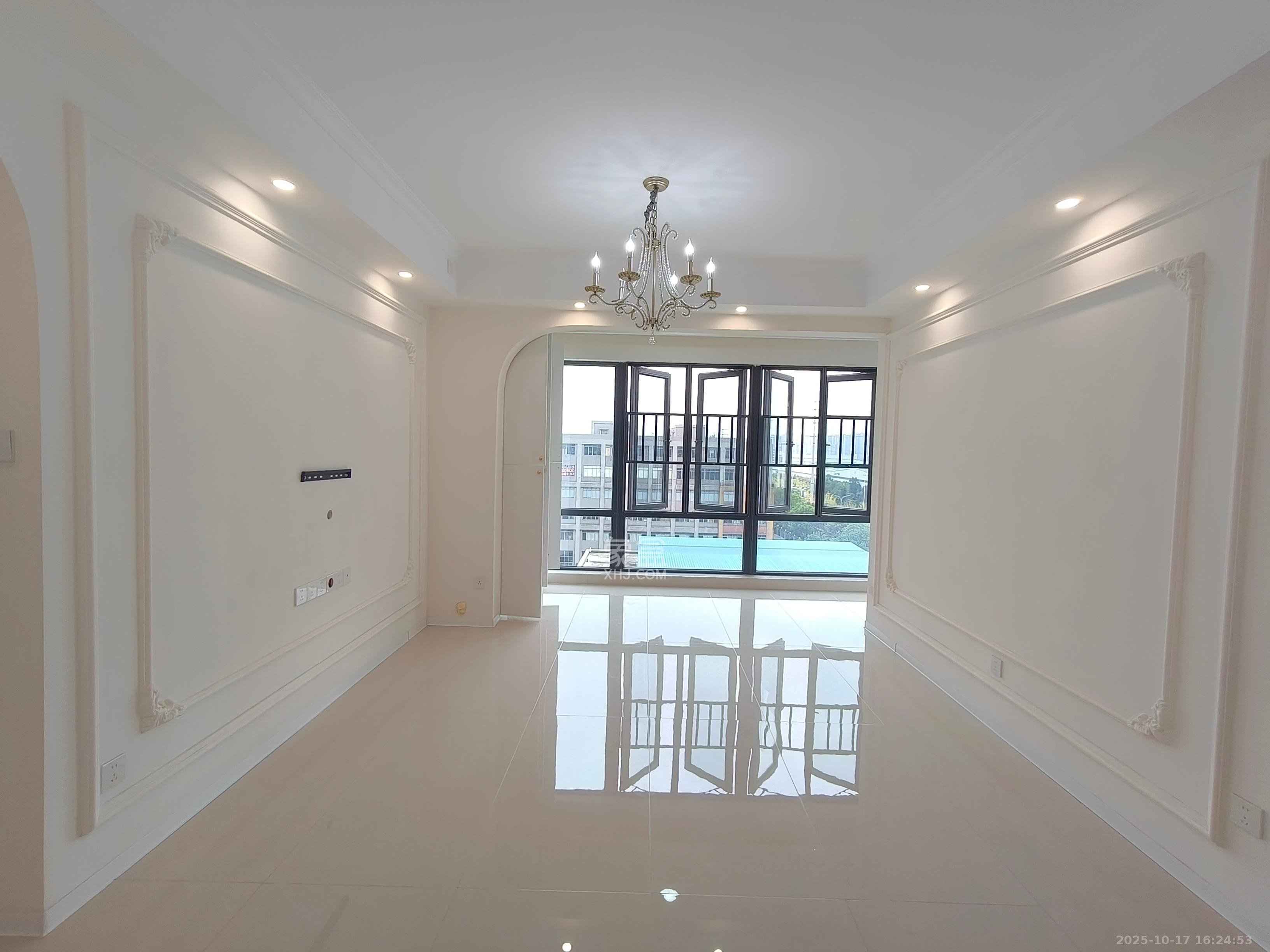 华远碧桂园海蓝城二期  3室2厅2卫    2600.0元/月