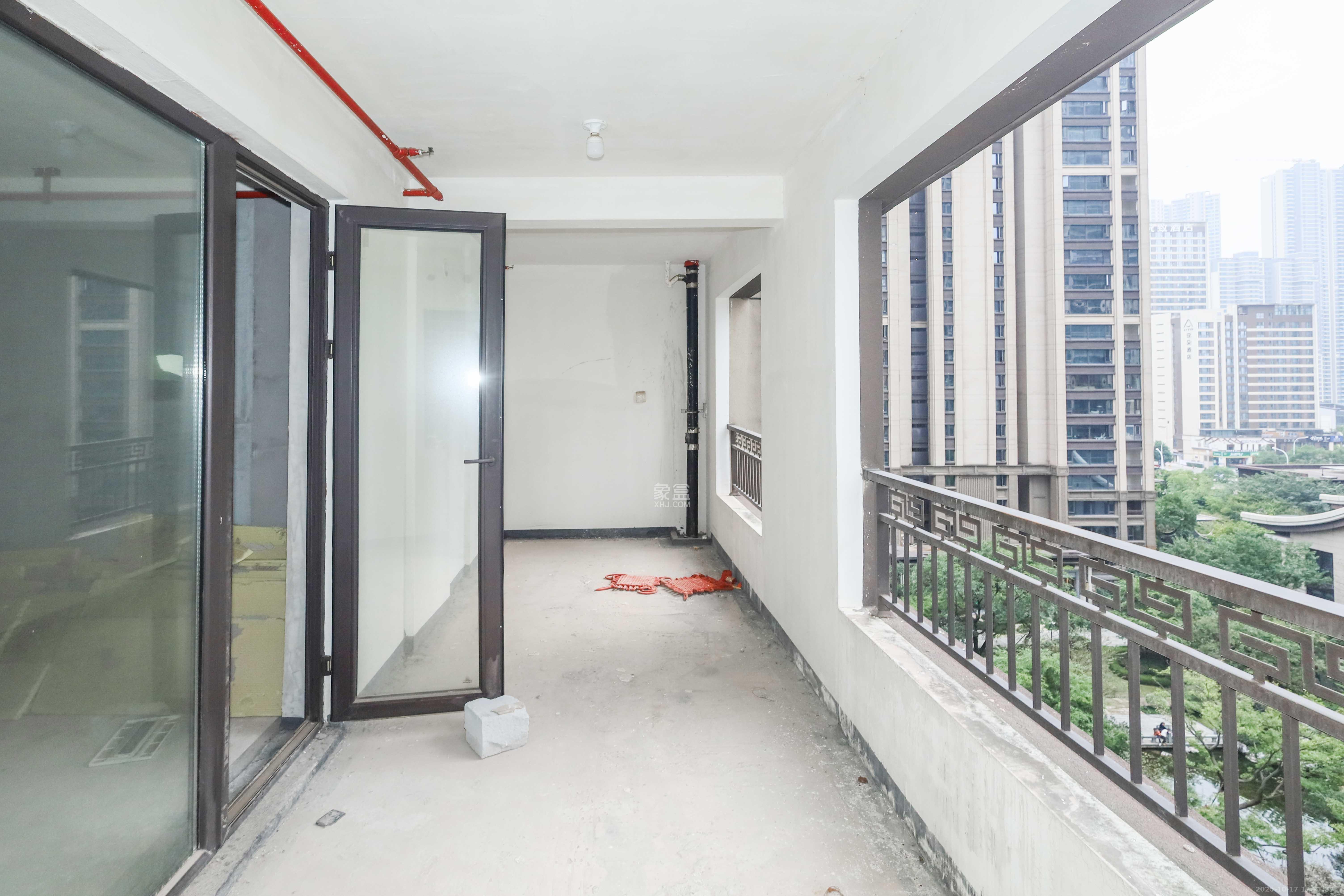 建发央著  4室2厅2卫    272.0万阳台