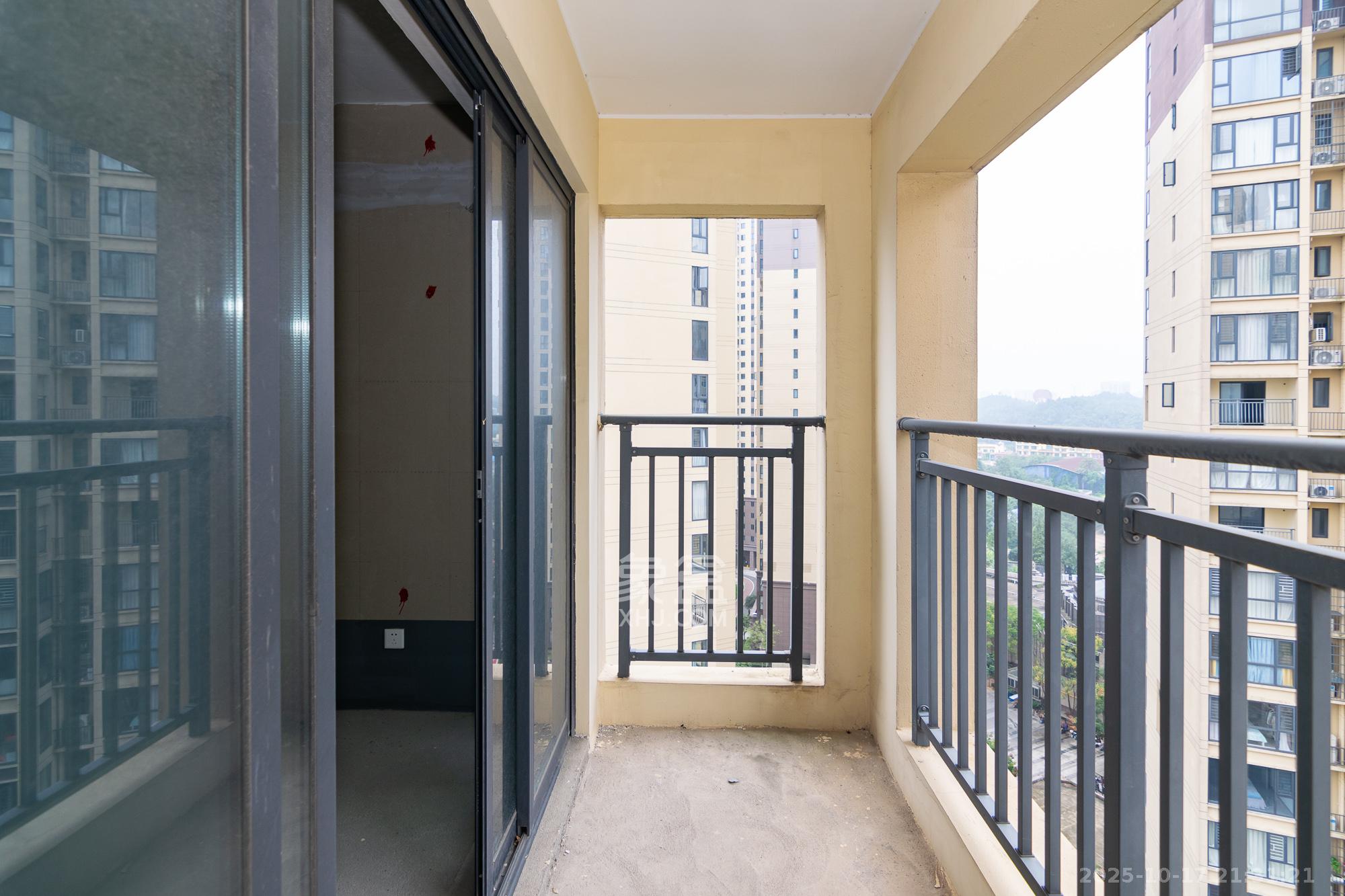 中粮鸿云  5室2厅2卫    89.0万阳台