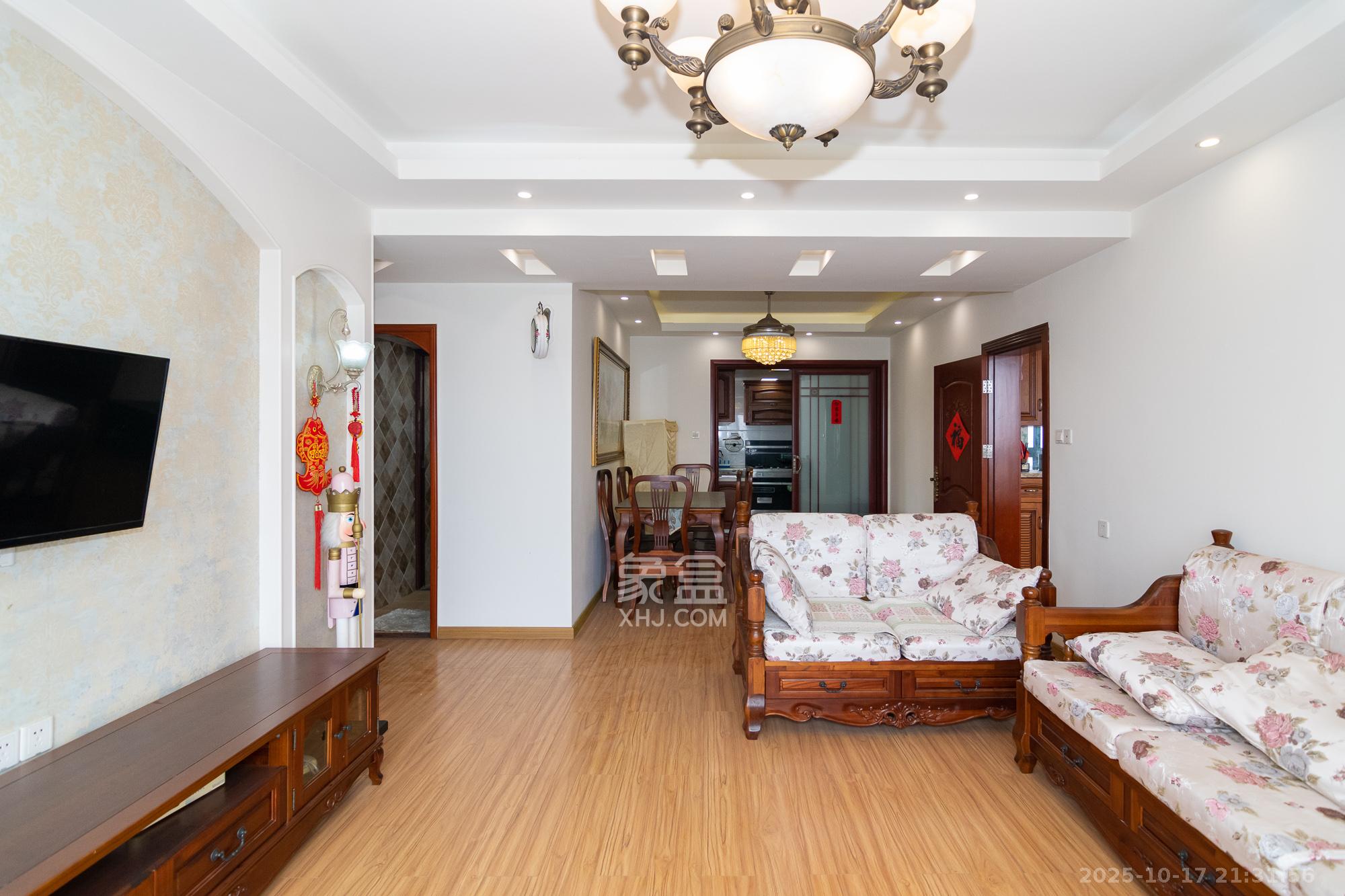 新雅黄金苑  4室2厅2卫    99.8万 新雅黄金苑  4室2厅2卫    99.8万客厅