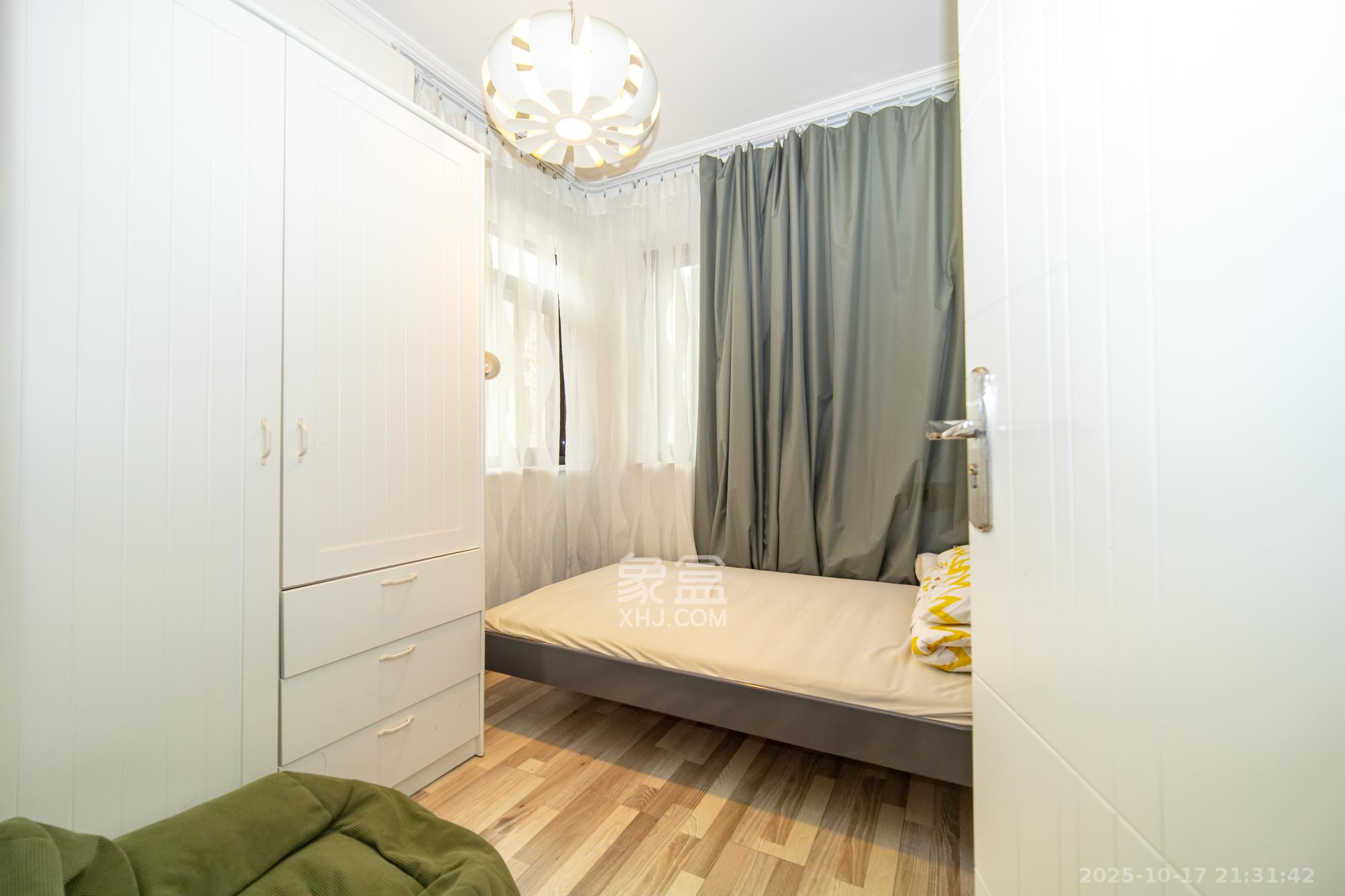 华润置地广场二期  3室2厅1卫    86.0万 华润置地广场二期  3室2厅1卫    86.0万卧室