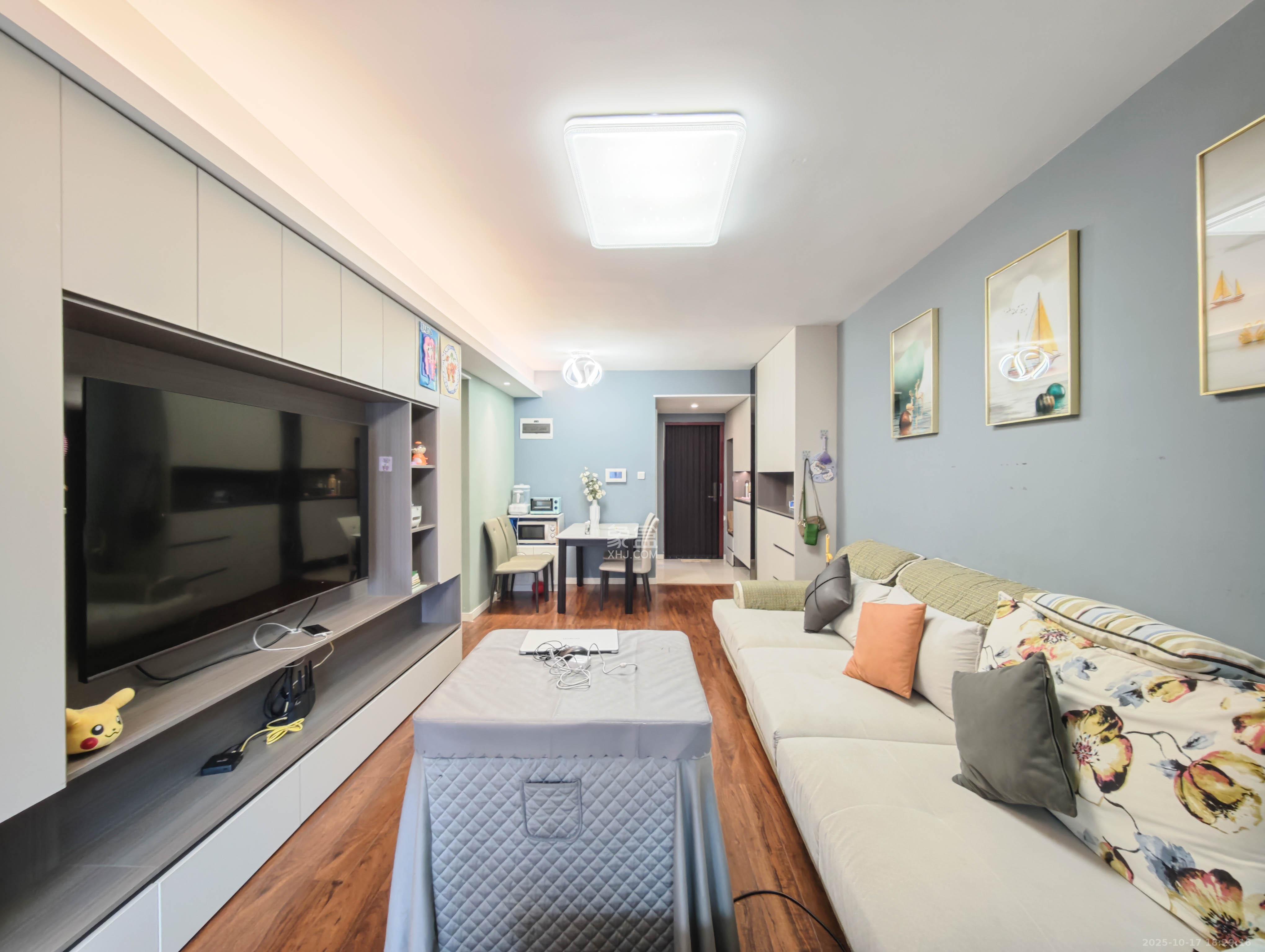 万科魅力之城观澜里 1室2厅1卫 119.0万 万科魅力之城观澜里 1室2厅1卫 119.0万客厅