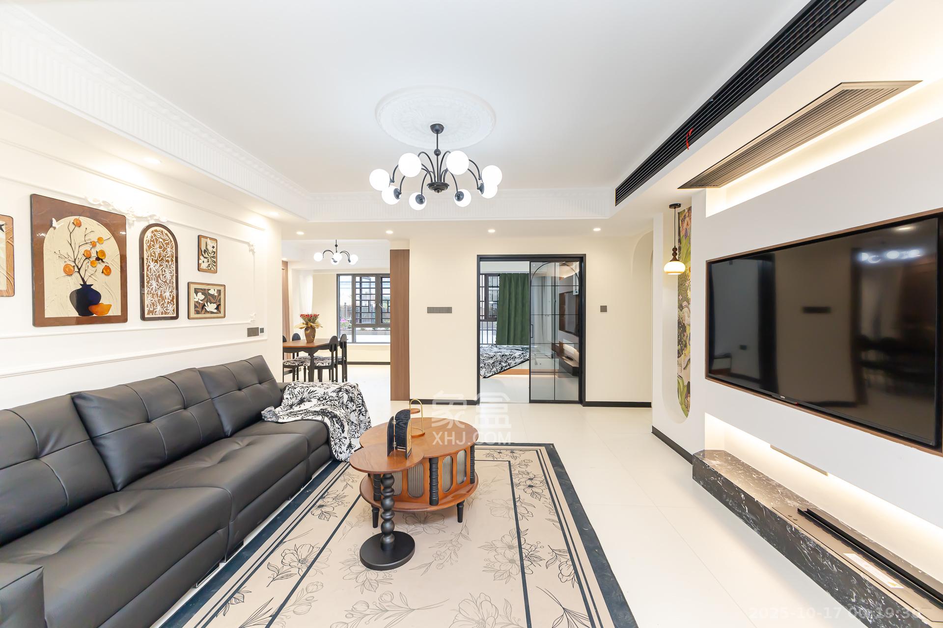 润和又一城  3室2厅2卫    126.8万客厅