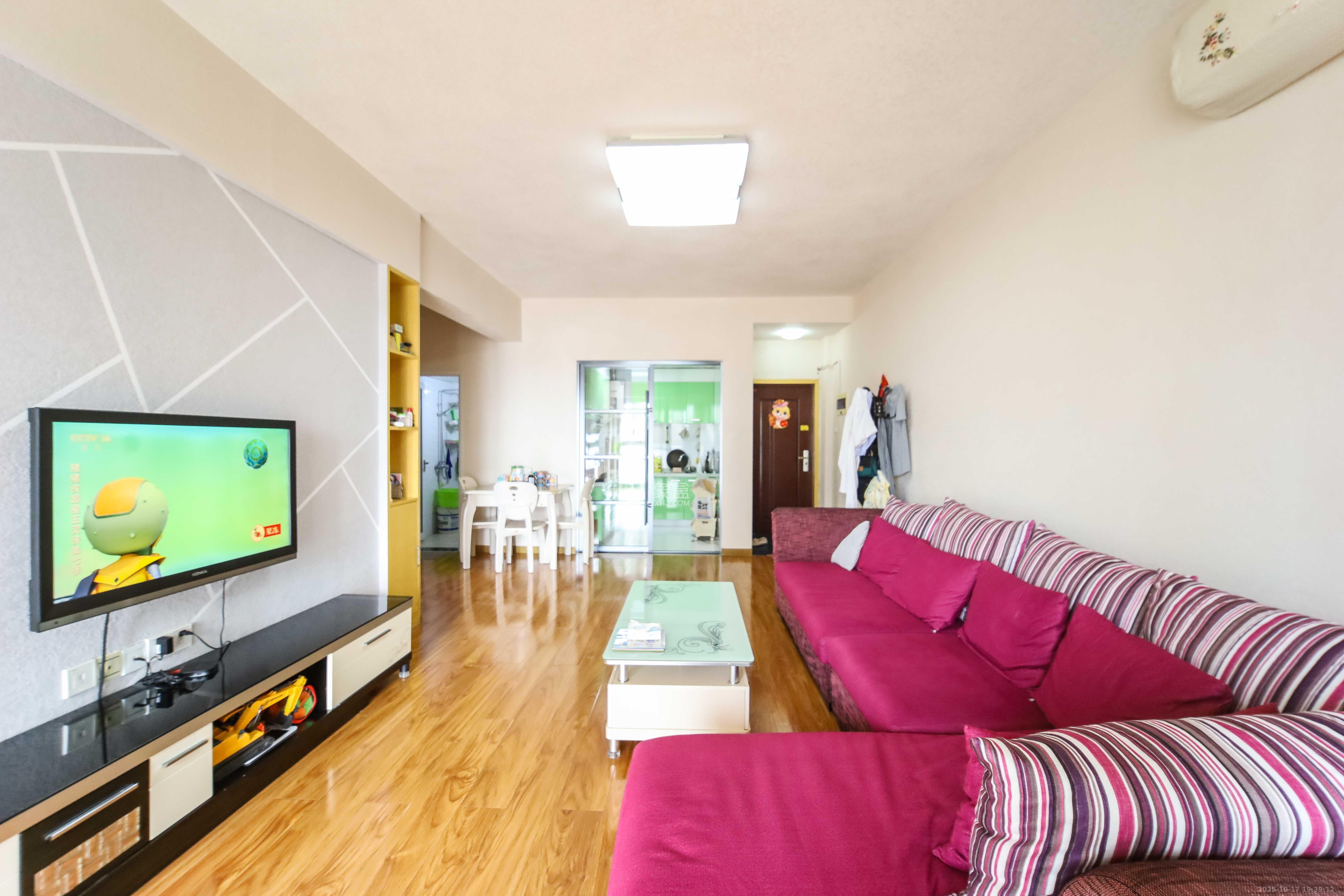 上河国际C区  3室2厅1卫    98.7万客厅