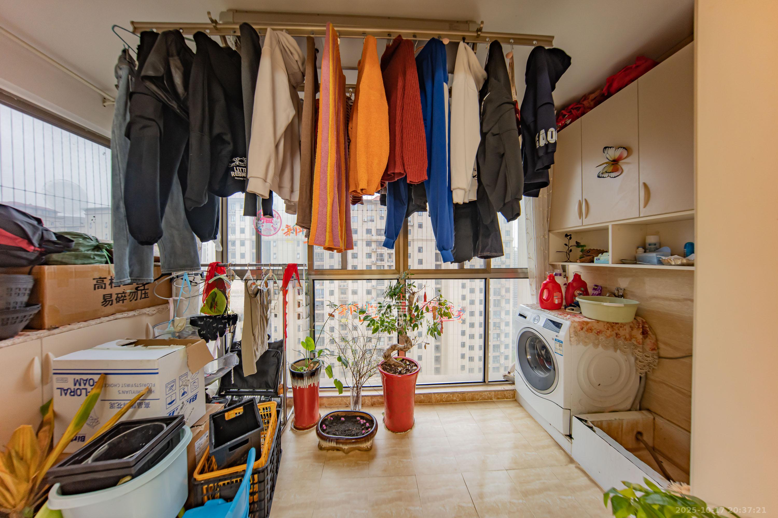 江山帝景哈佛 4室2厅2卫 135.0万 江山帝景哈佛 4室2厅2卫 135.0万阳台