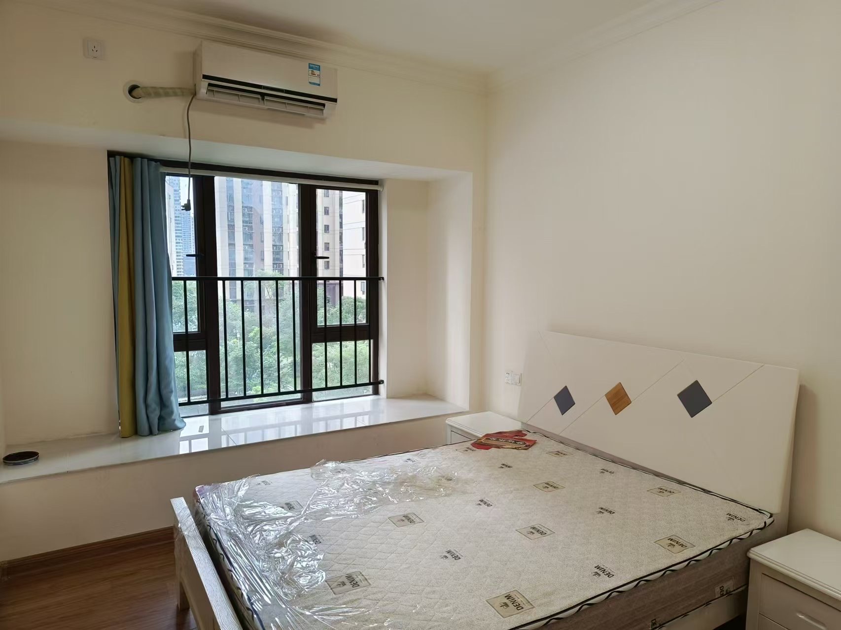 华耀碧桂园十里江湾誉峯  4室2厅2卫    2000.0元/月室内图