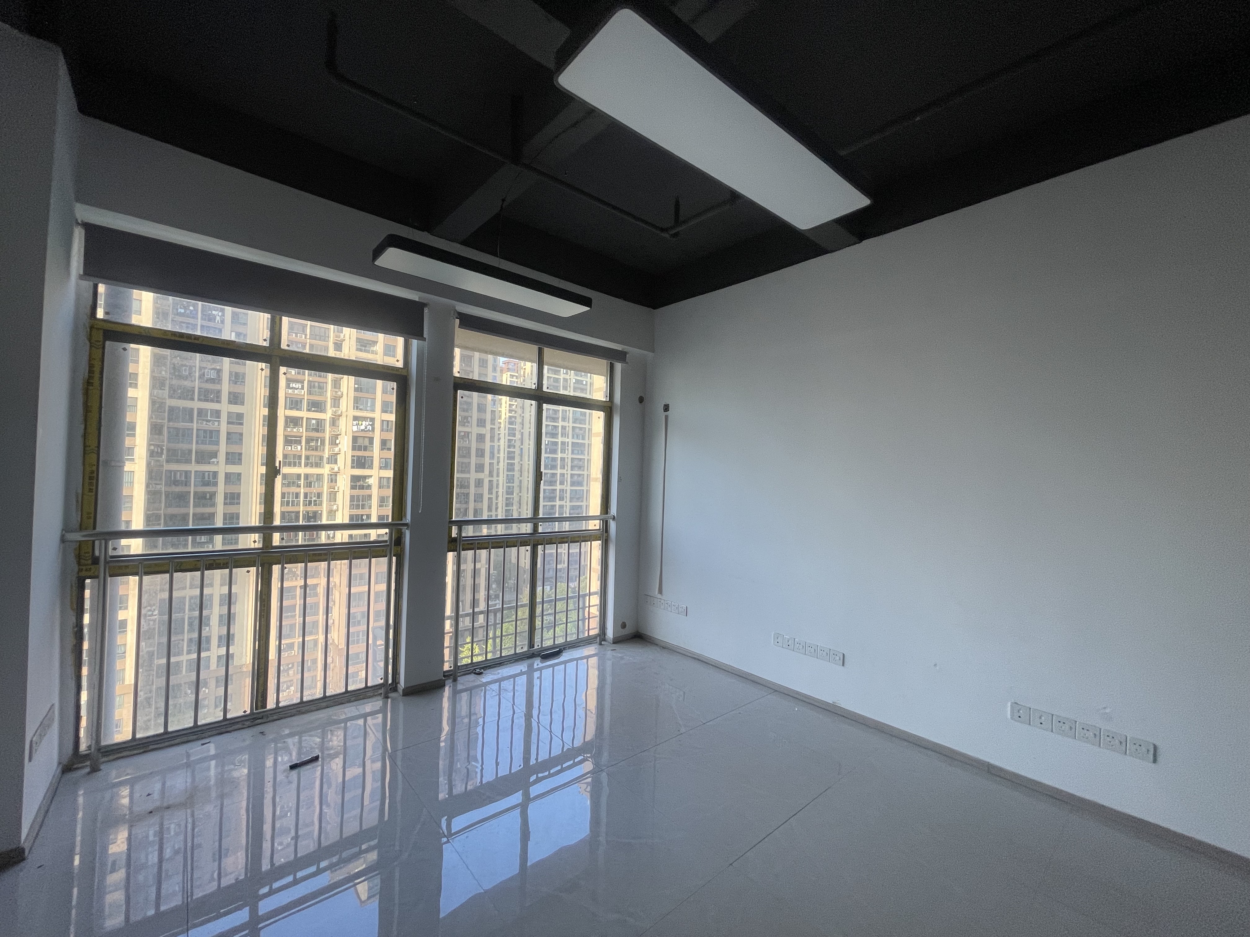 融冠亲城50写字楼 1室0厅0卫 2200.0元/月 融冠亲城50写字楼 1室0厅0卫 2200.0元/月室内图