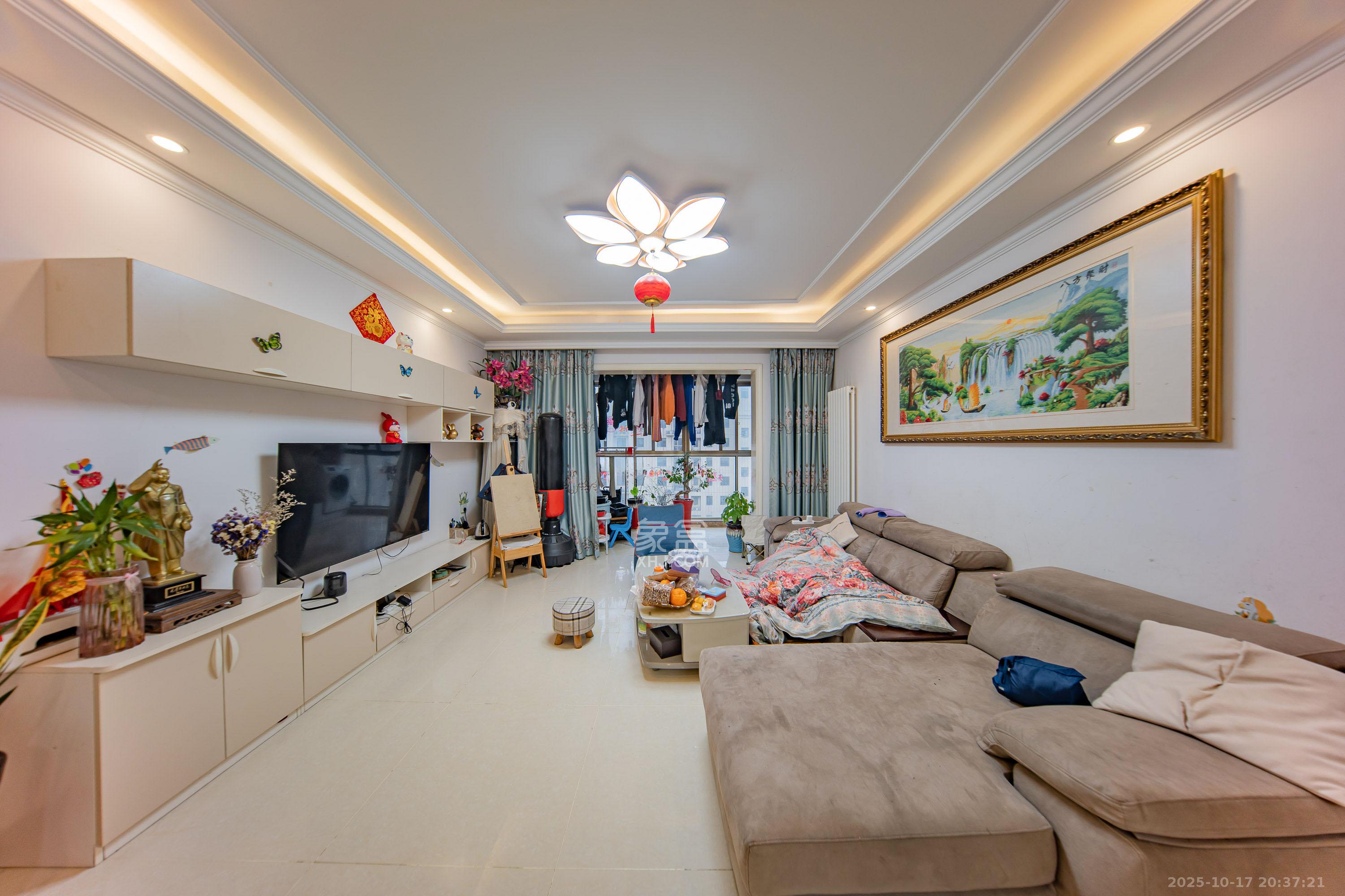 江山帝景哈佛 4室2厅2卫 135.0万 江山帝景哈佛 4室2厅2卫 135.0万客厅