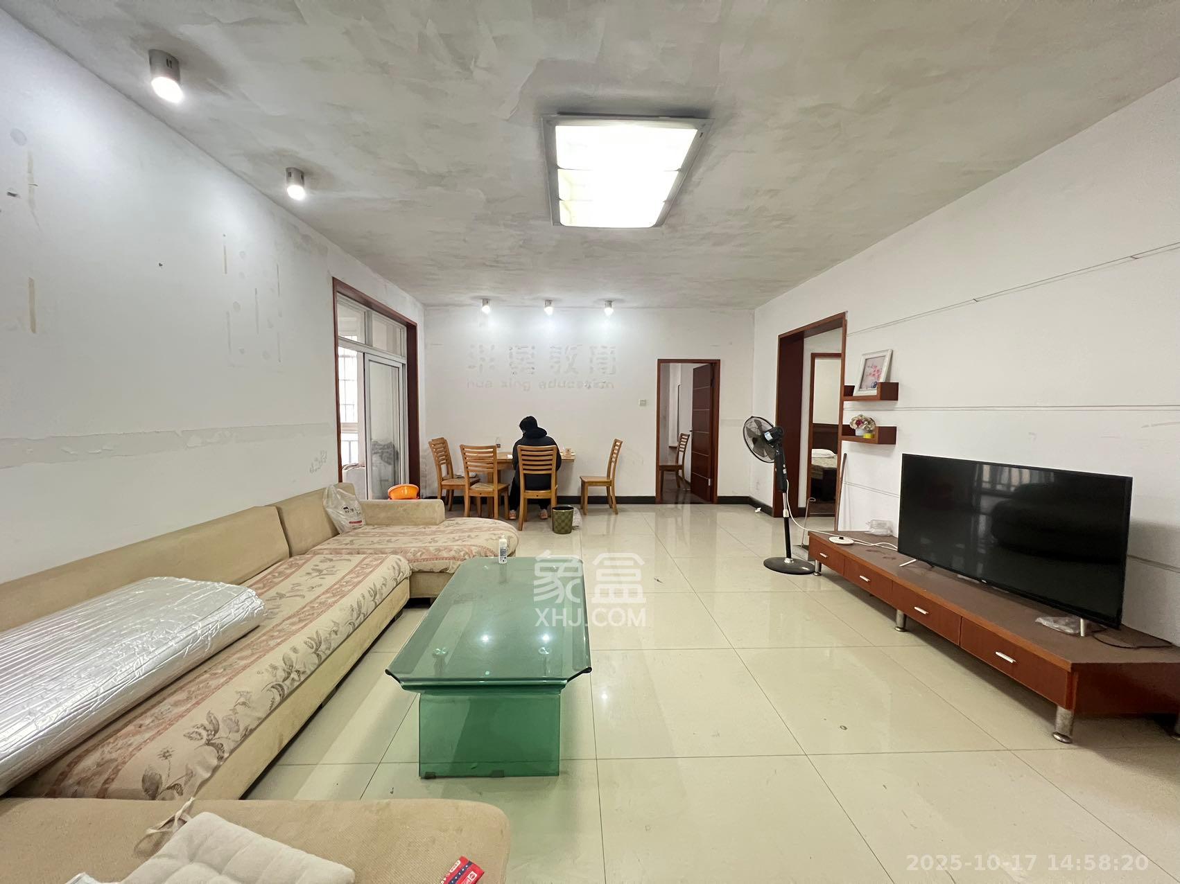 嘉逸名庭  3室2厅2卫    2600.0元/月 嘉逸名庭  3室2厅2卫    2600.0元/月室内图