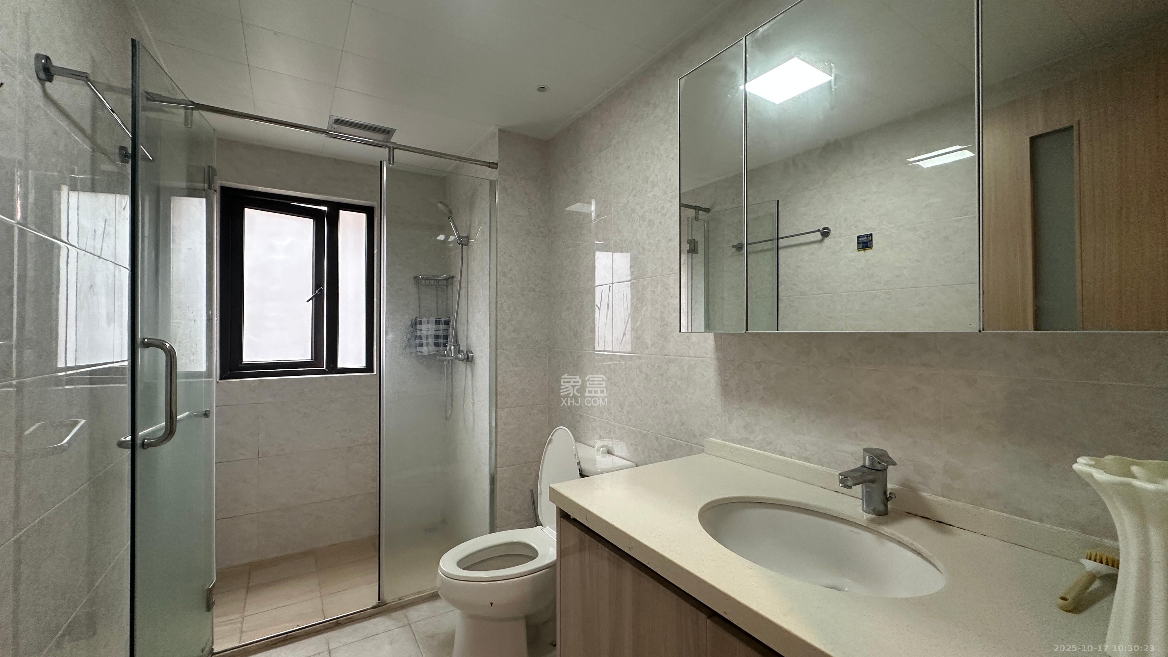 新城国际花都  3室2厅2卫    1800.0元/月室内图